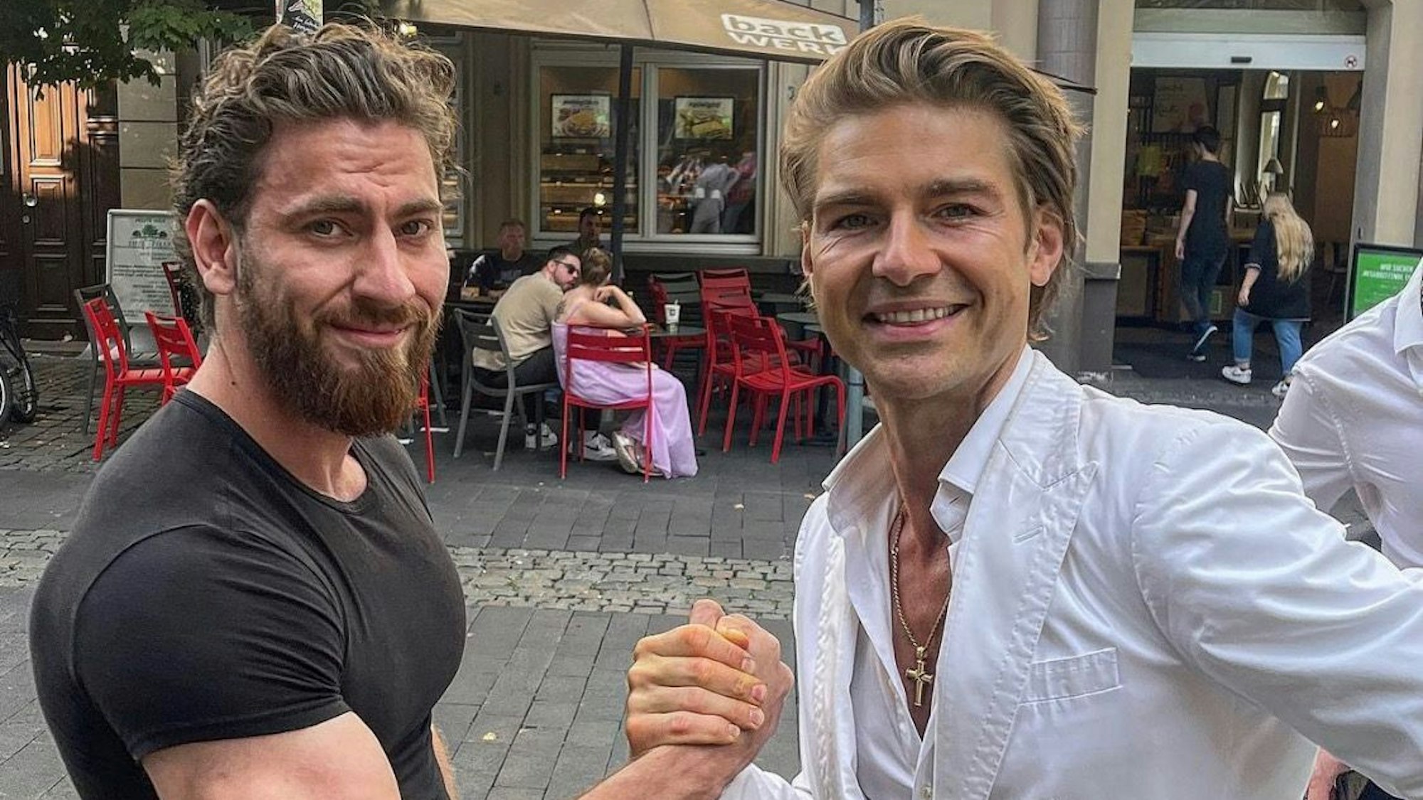 Das Foto zeigt Mois (l.) und Jeremy Fragrance.