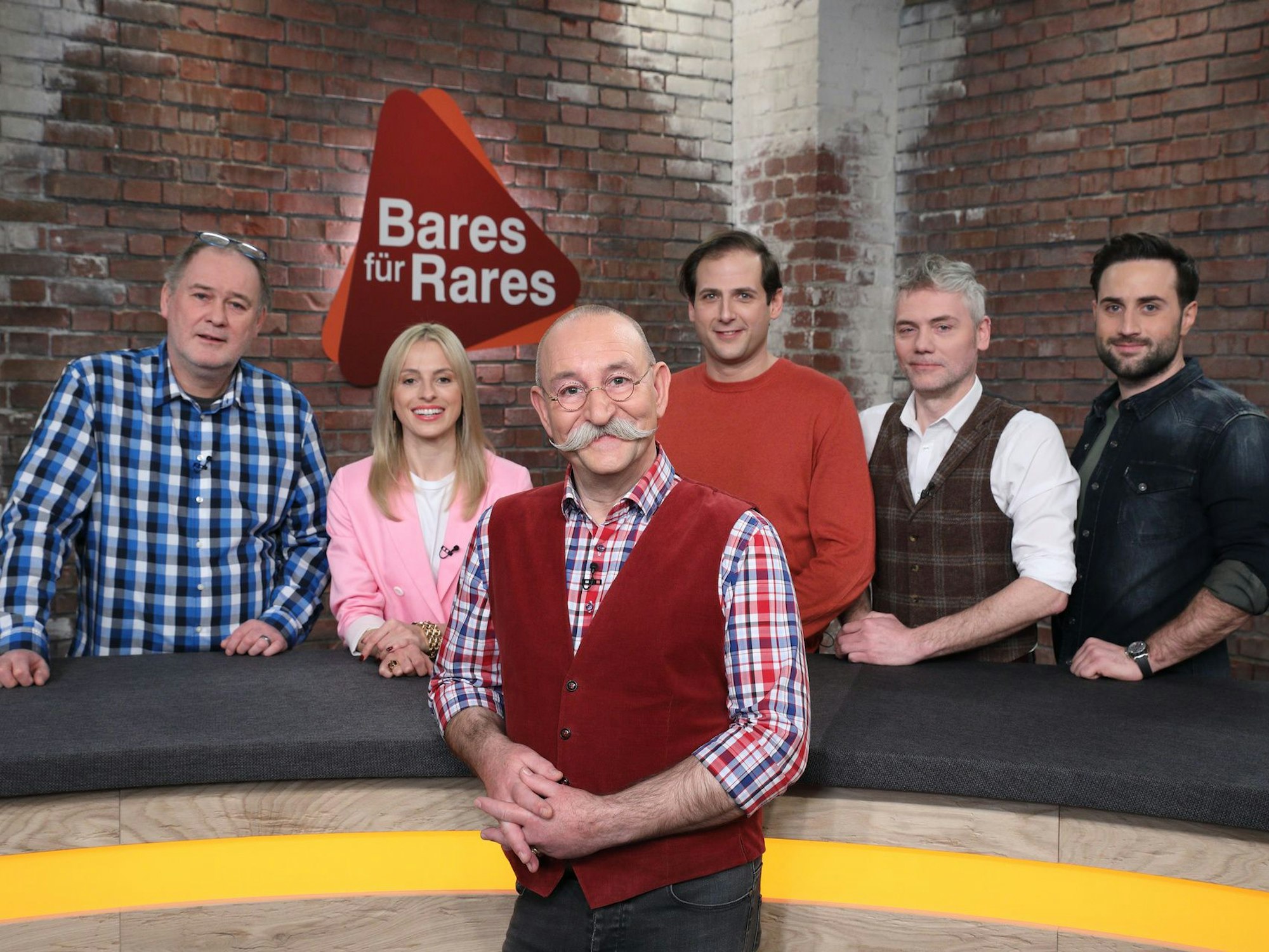 Das Händlerteam von Bares für Rares v.l.n.r. Walter „Waldi“ Lehnertz, Dr. Elisabeth „Lisa“ Nüdling, Horst Lichter, Julian Schmitz-Avila, Christian Vechtel, David Suppes.