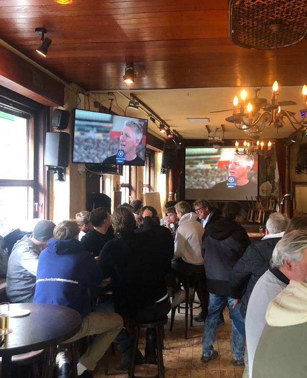 Gäste in der „Ubierschänke“ schauen das Fußballspiel.
