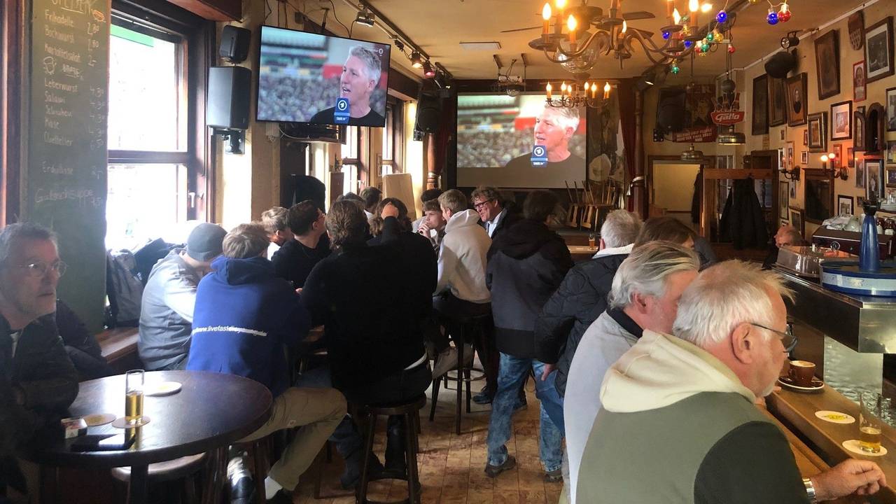 Gäste in der „Ubierschänke“ schauen das Fußballspiel.