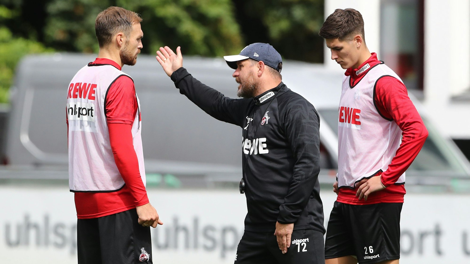 Sava Cestic (r.) und Rafael Czichos sprechen mit Trainer Steffen Baumgart.