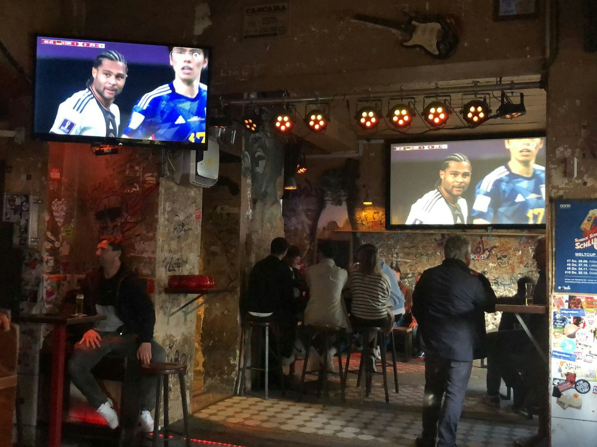 Gäste im Stiefel in Köln schauen das WM-Spiel zwischen Deutschland und Japan.