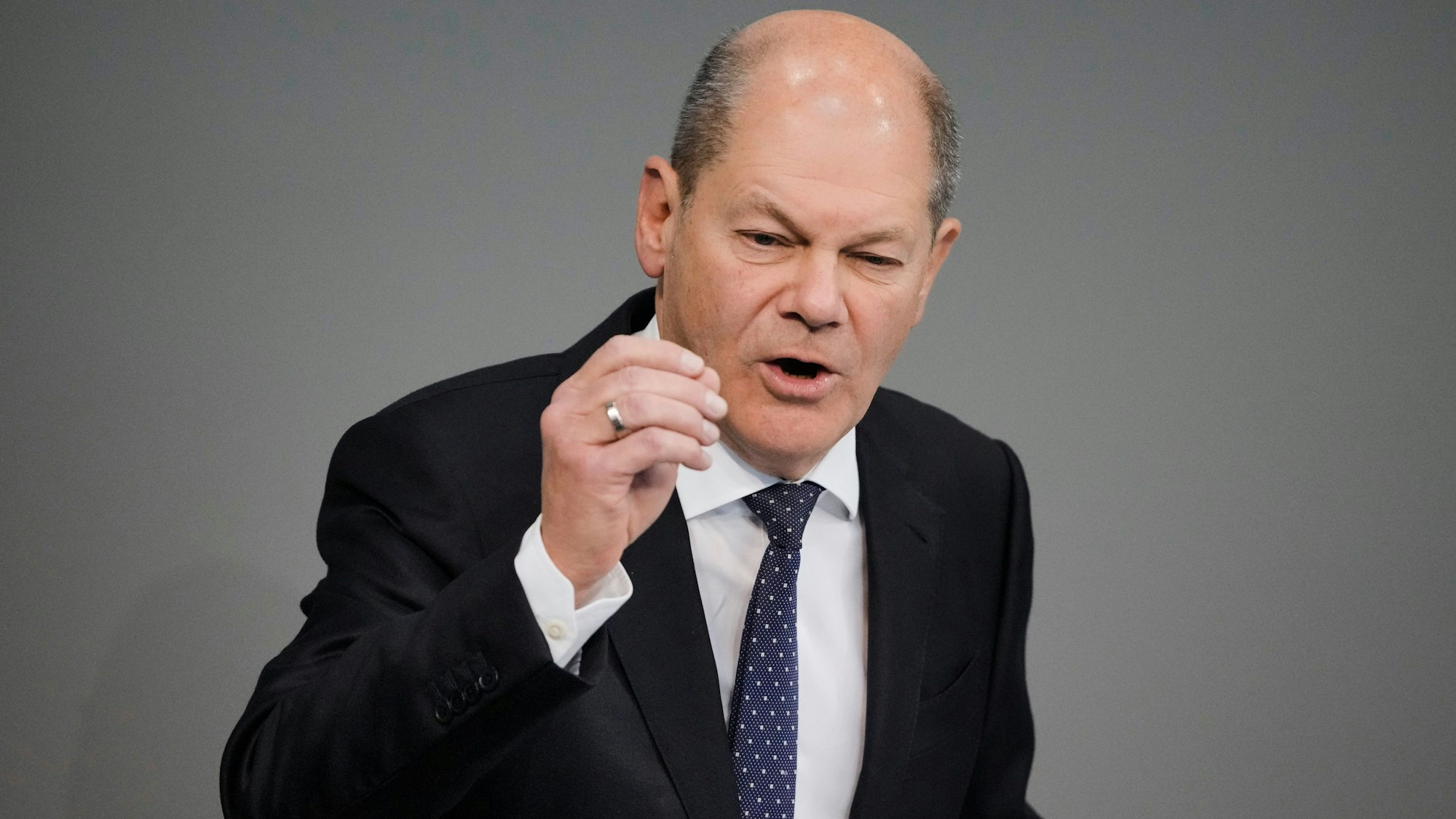 Bundeskanzler Olaf Scholz (SPD) spricht im Bundestag am Mittwoch (23. November) in der Generaldebatte der Haushaltswoche.