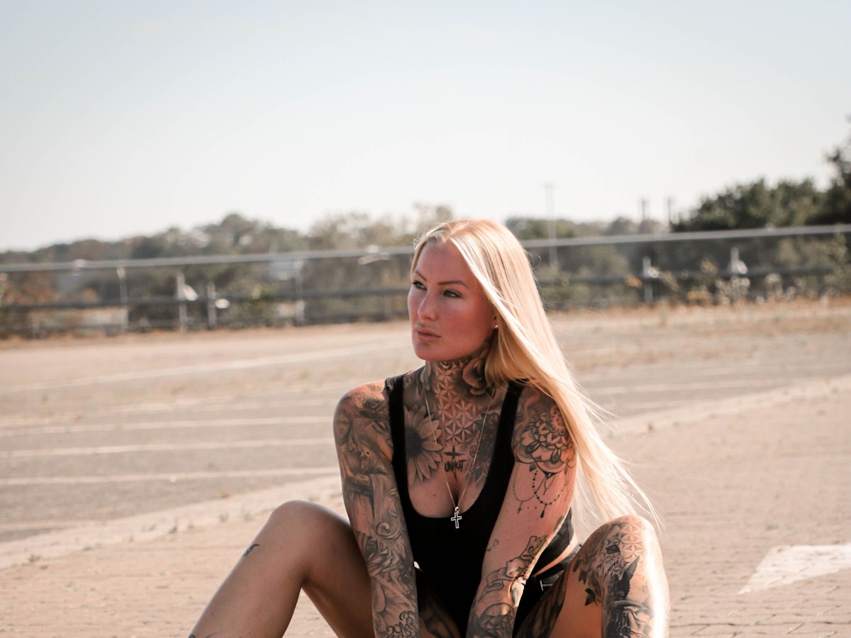 Chantale Korth posiert vor der Kamera.