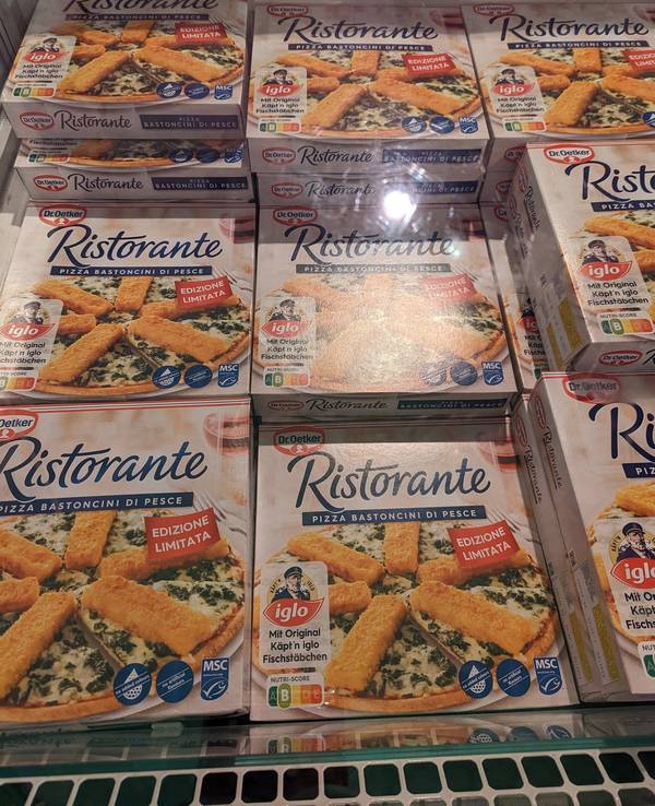 Ein Twitter-Kunde postet das Foto einer Edeka-Kühltruhe mit mehreren Dr. Oetker-Pizzen. Der Hersteller zeigt sich verwirrt.