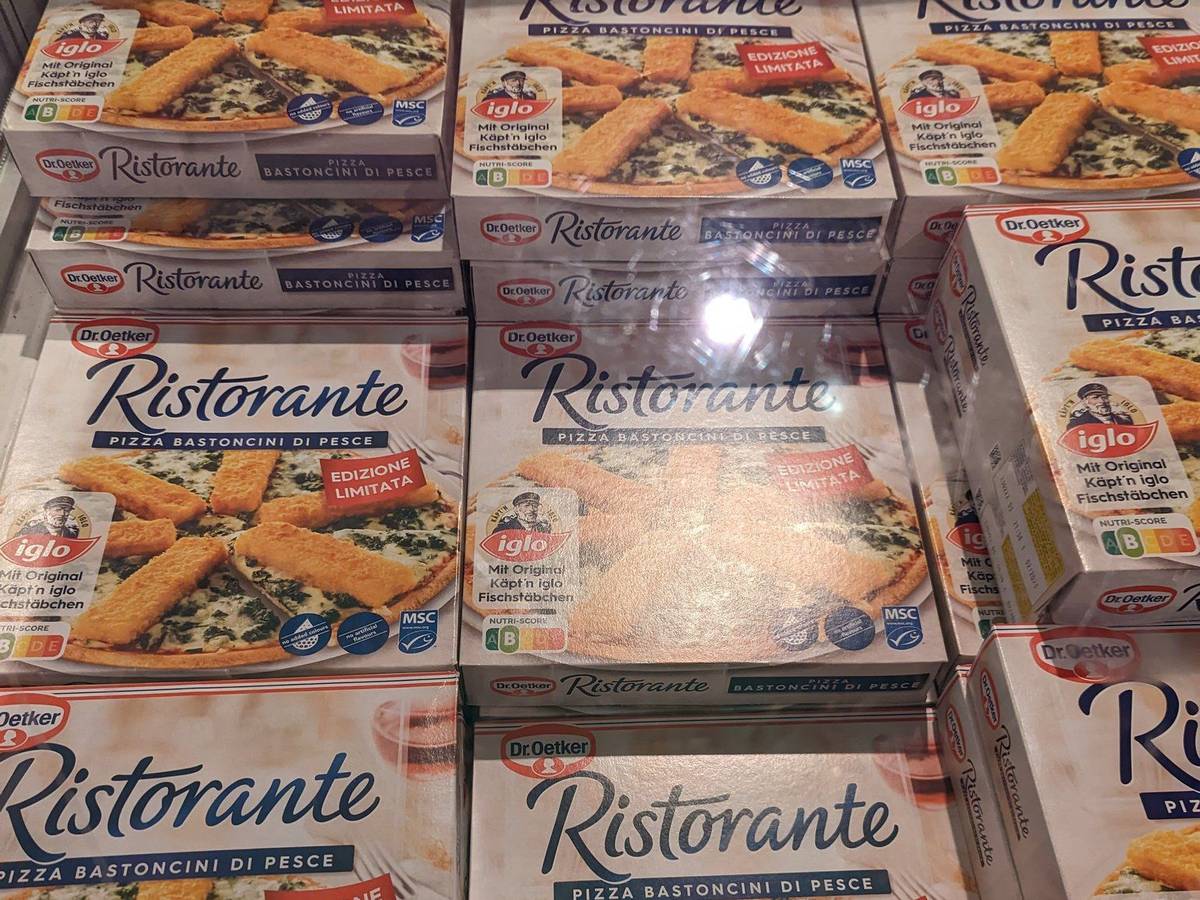Ein Twitter-Kunde postet das Foto einer Edeka-Kühltruhe mit mehreren Dr. Oetker-Pizzen. Der Hersteller zeigt sich verwirrt.