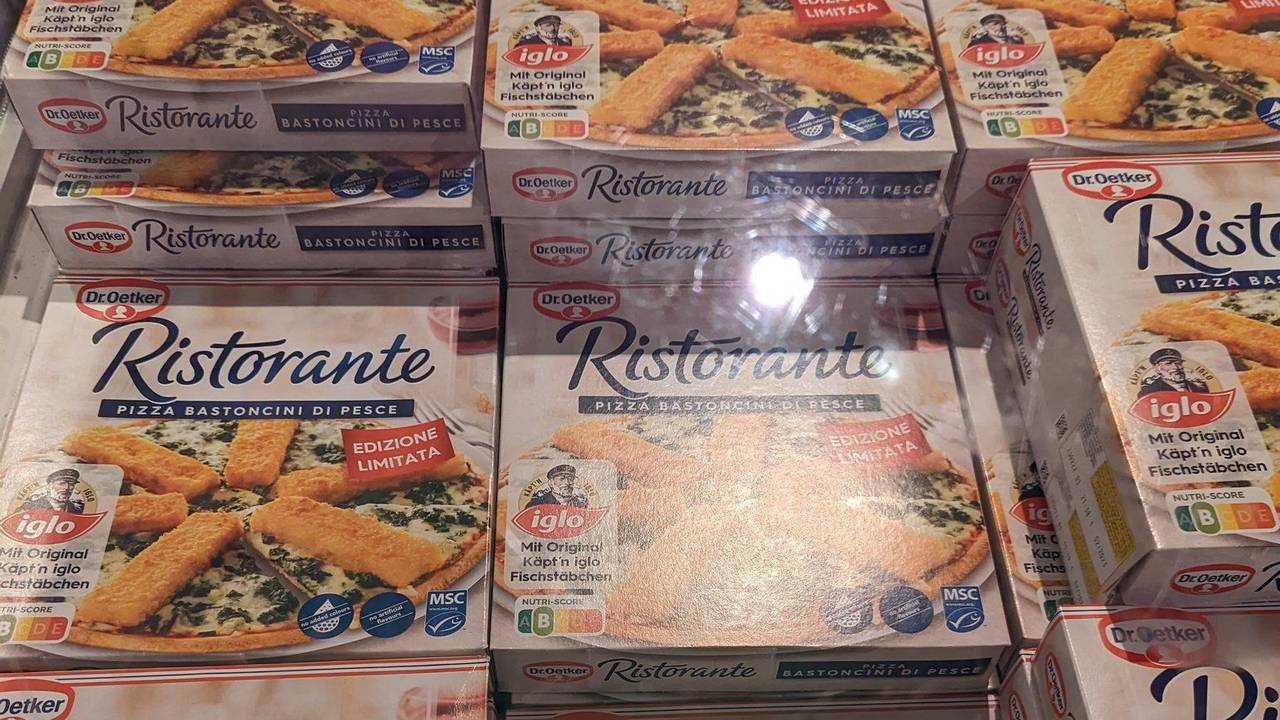 Ein Twitter-Kunde postet das Foto einer Edeka-Kühltruhe mit mehreren Dr. Oetker-Pizzen. Der Hersteller zeigt sich verwirrt.
