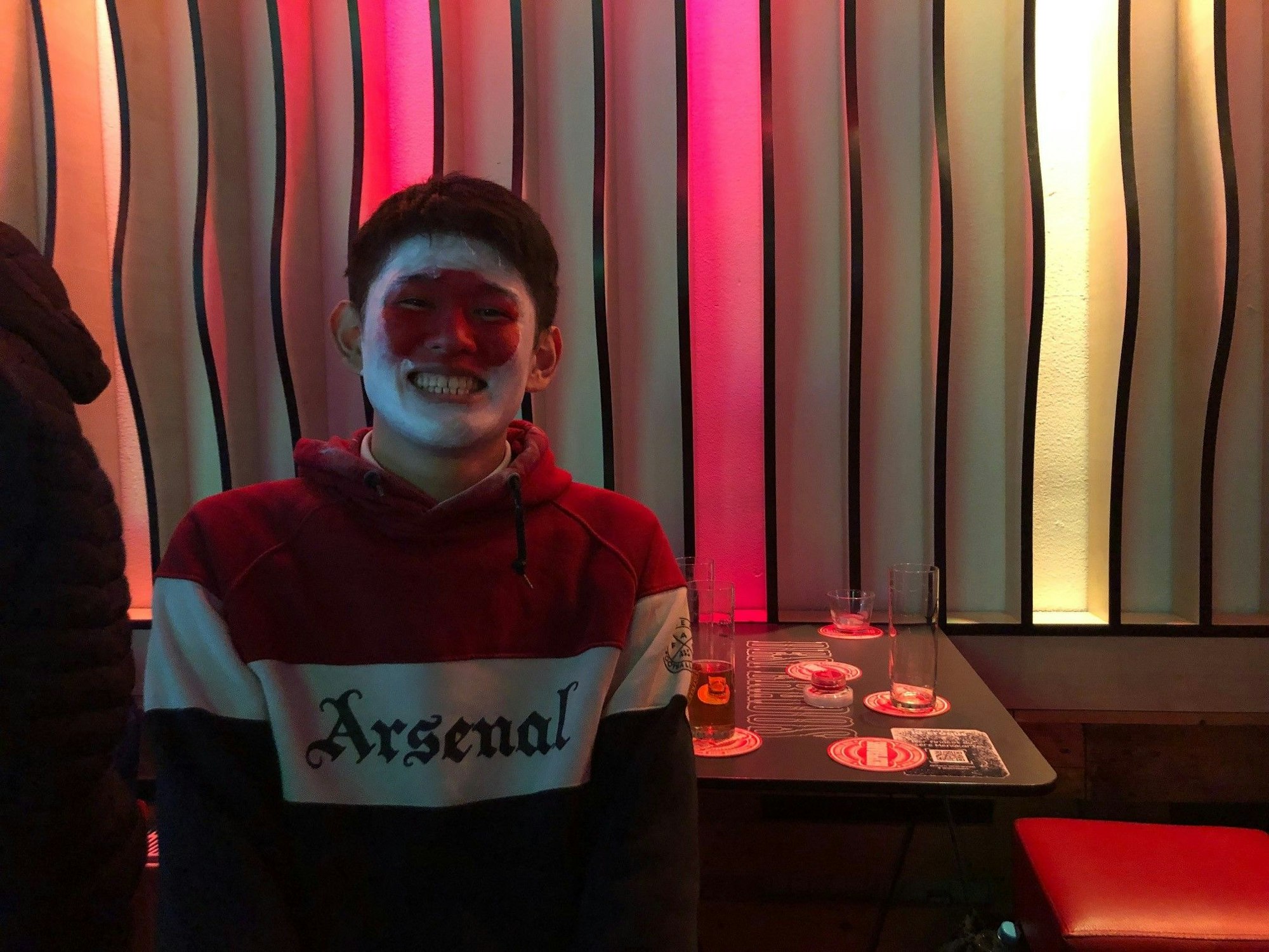 Taka im Portrait mit einer auf sein Gesicht gemalten Japan-Flagge.