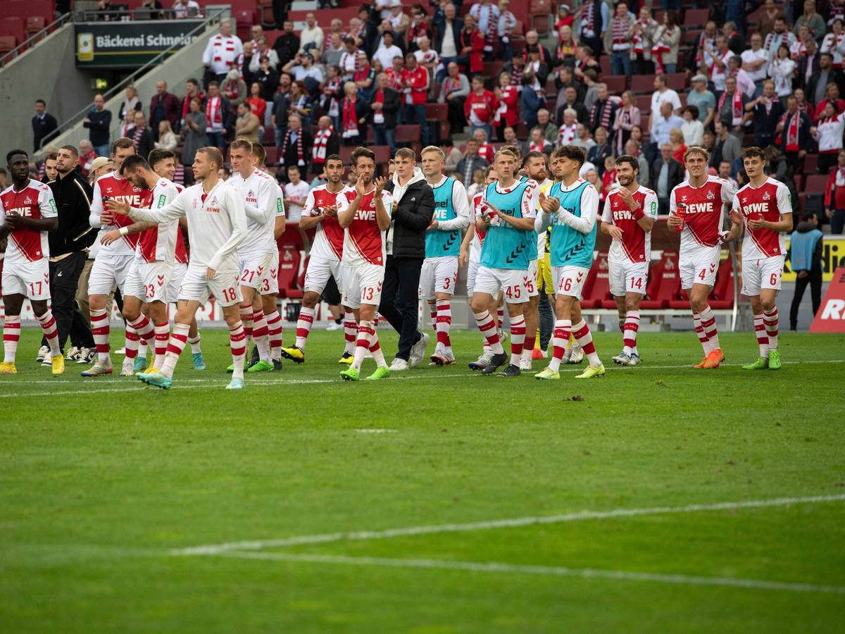 Die Profis des 1. FC Köln jubeln nach dem Sieg gegen den FC Augsburg.