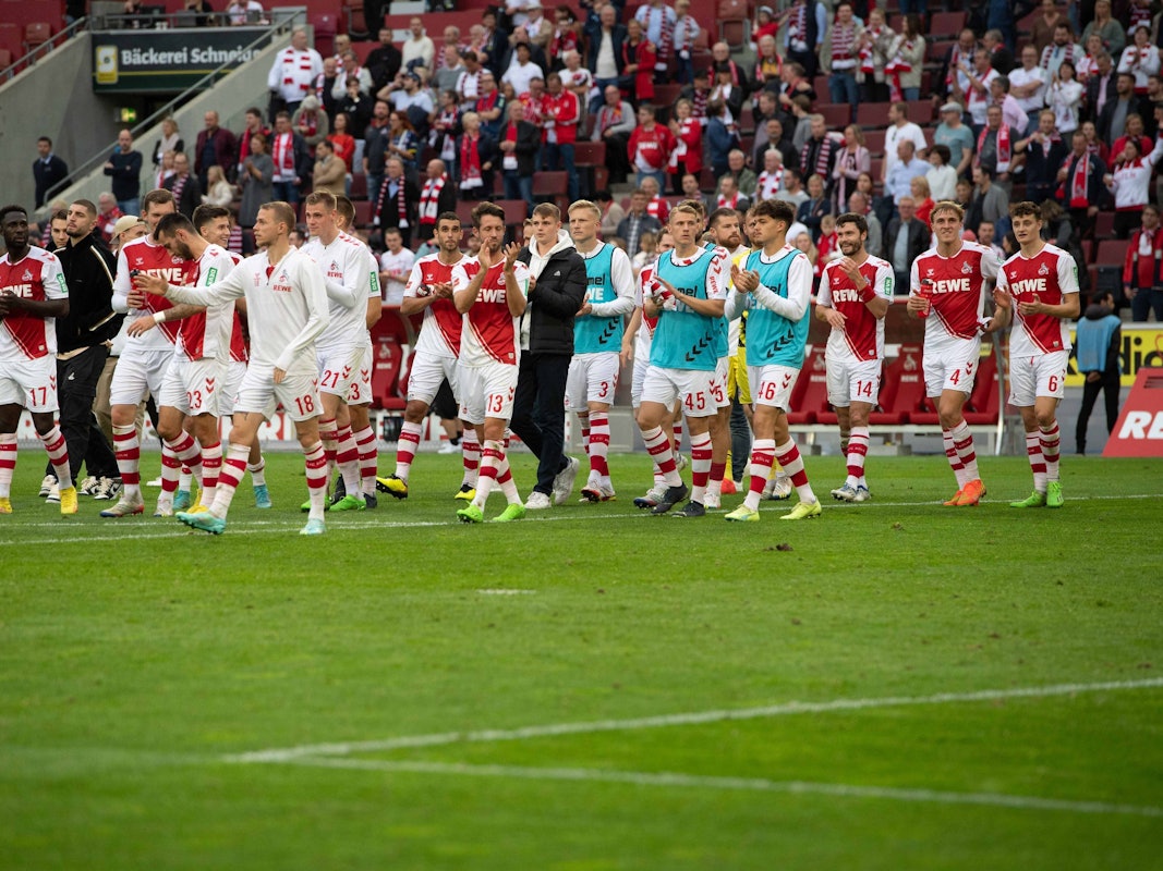 Die Profis des 1. FC Köln jubeln nach dem Sieg gegen den FC Augsburg.