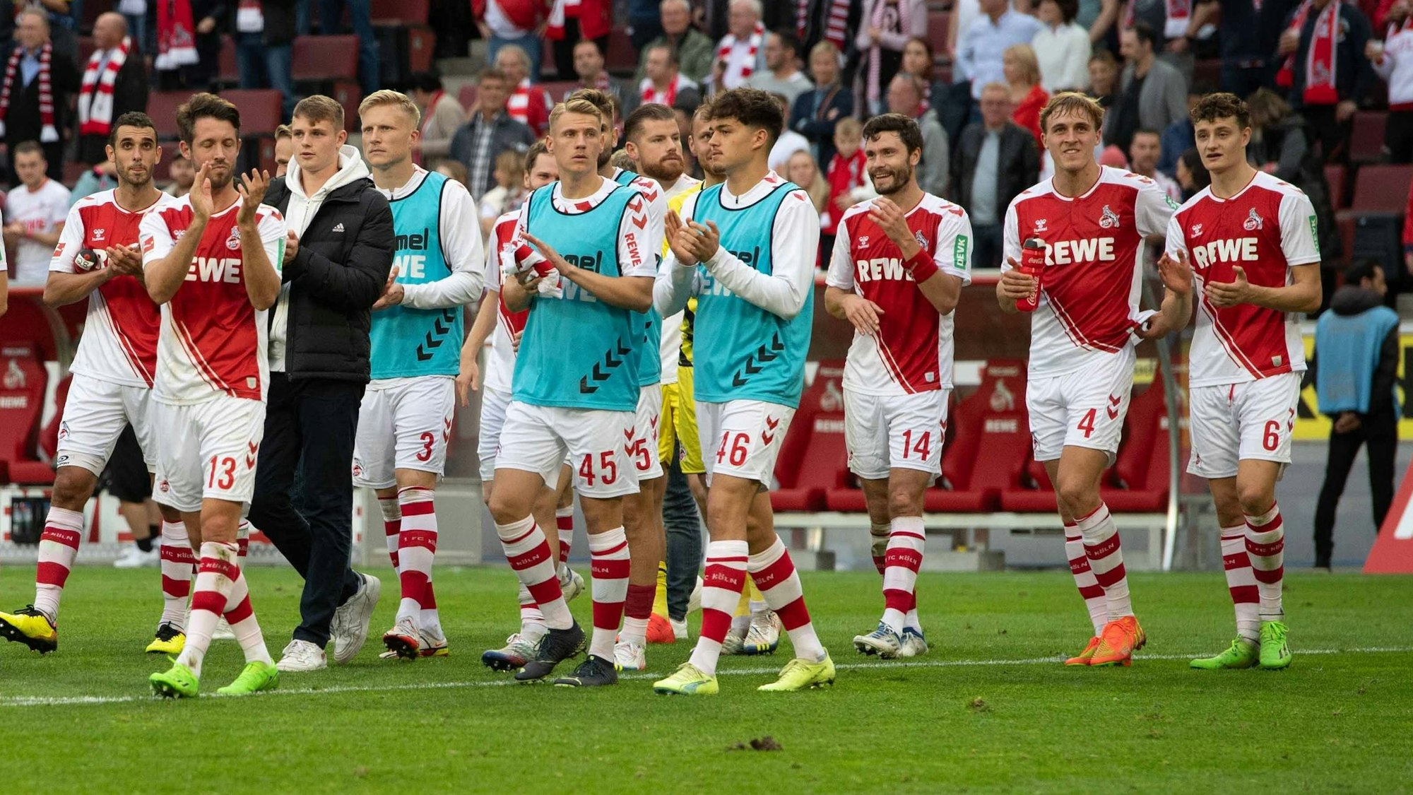 Die Profis des 1. FC Köln jubeln nach dem Sieg gegen den FC Augsburg.