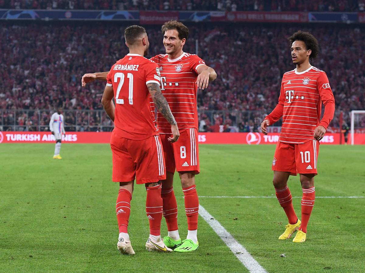 Leroy Sané läuft zu den jubelnden Bayern-Spielern Lucas Hernandez und Leon Goretzka.