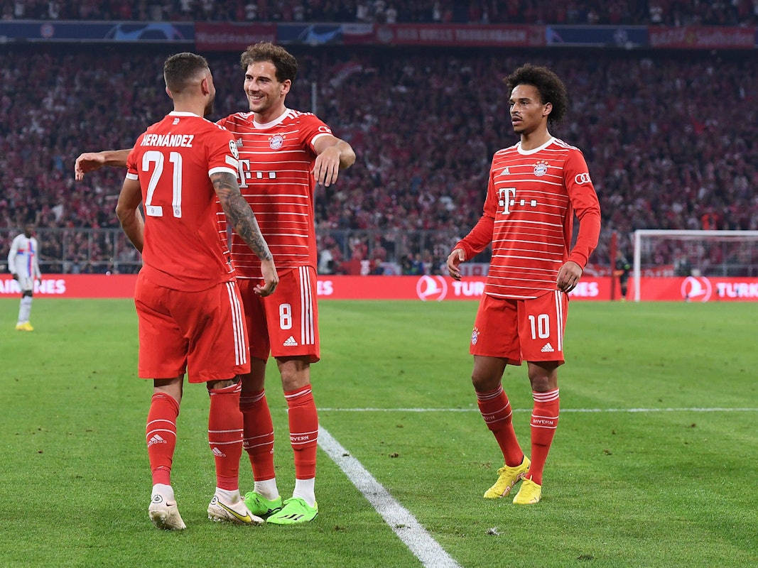 Leroy Sané läuft zu den jubelnden Bayern-Spielern Lucas Hernandez und Leon Goretzka.