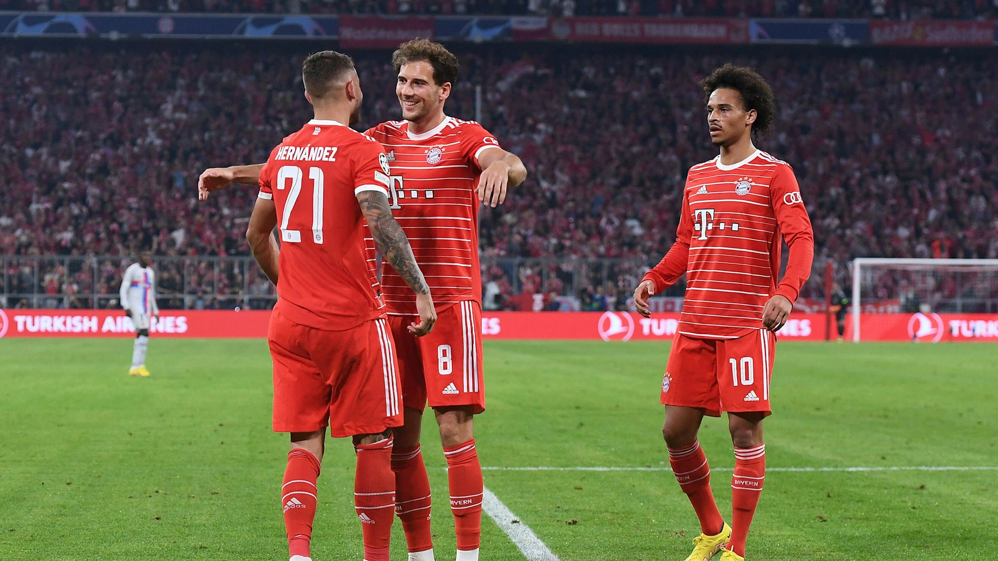 Leroy Sané läuft zu den jubelnden Bayern-Spielern Lucas Hernandez und Leon Goretzka.