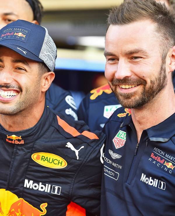Daniel Ricciardo (M.) gemeinsam mit Ingenieuren von Red Bull.