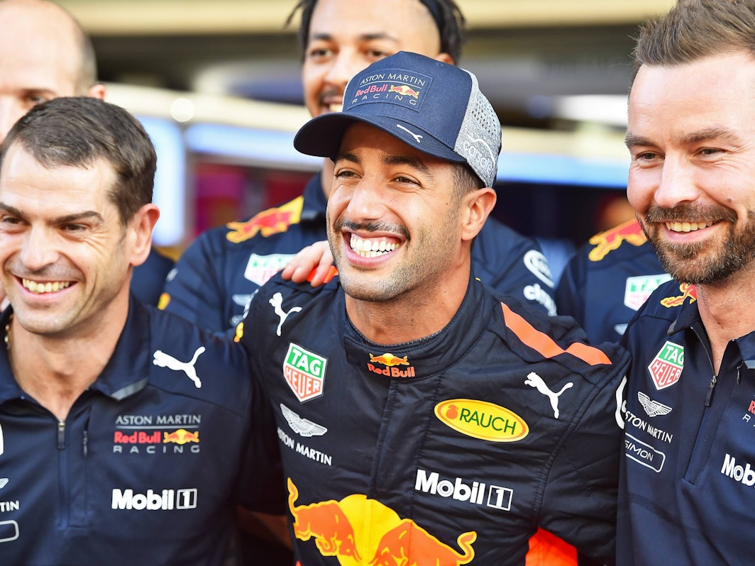 Daniel Ricciardo (M.) gemeinsam mit Ingenieuren von Red Bull.