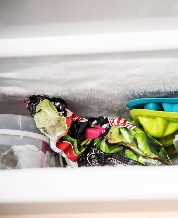 Lebensmittel und Eiswürfel im Dezember 2019 liegen in einem Gefrierfach mit dicker Eisschicht.