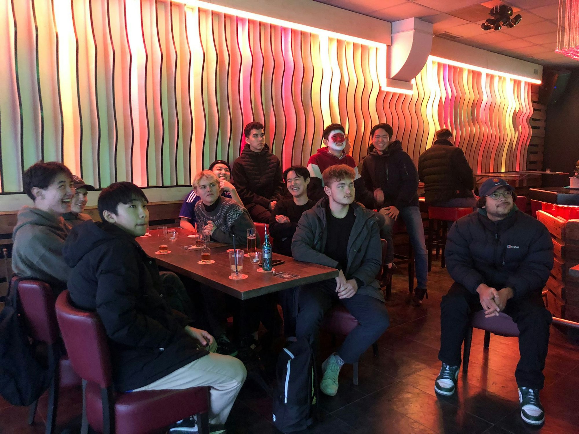 Japanische Fans schauen im La Croque in Köln das WM-Spiel Deutschland gegen Japan.