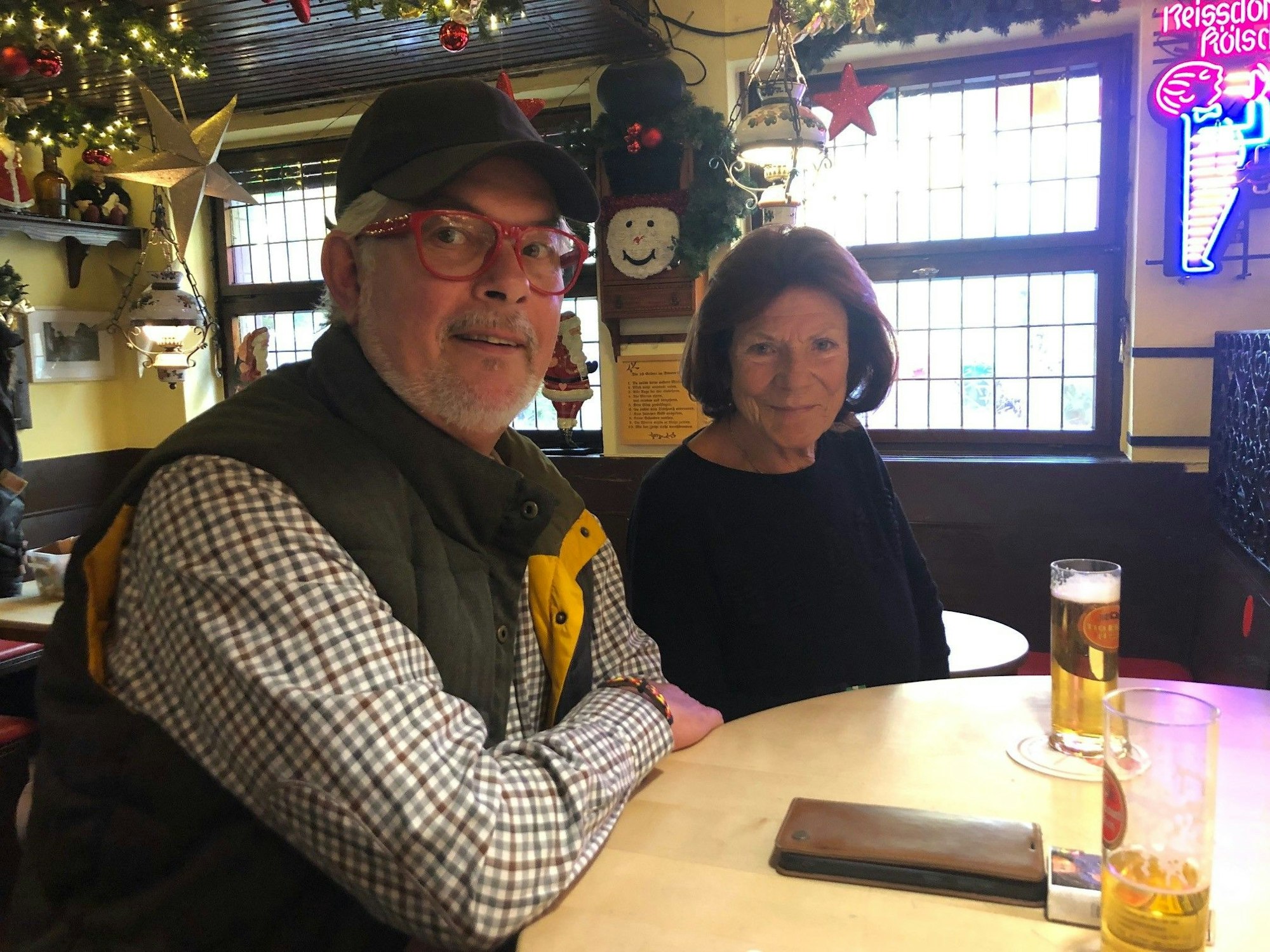 Albert und Karin sitzen an der Theke.