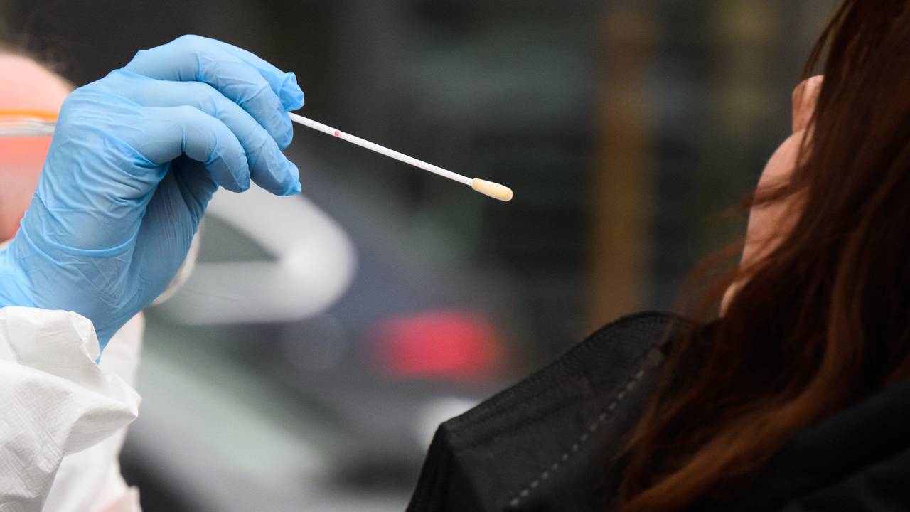 Eine Hausärztin nimmt einen Abstrich von einer Patientin für einen PCR-Test auf das Corona-Virus vor einer Arztpraxis in der Region Hannover.