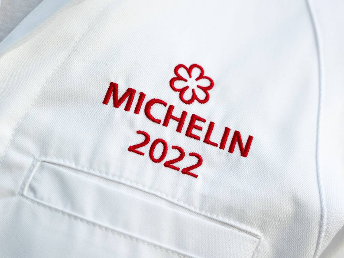 Der Schriftzug „Michelin 2022“ ist im März 2022 auf der Kochjacke von Thomas Wohlfeld, Küchenchef im Restaurant „Handwerk“, zu lesen.