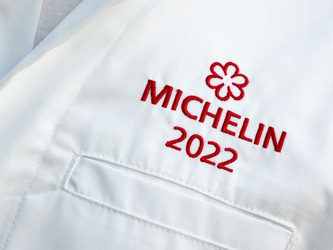Der Schriftzug „Michelin 2022“ ist im März 2022 auf der Kochjacke von Thomas Wohlfeld, Küchenchef im Restaurant „Handwerk“, zu lesen.