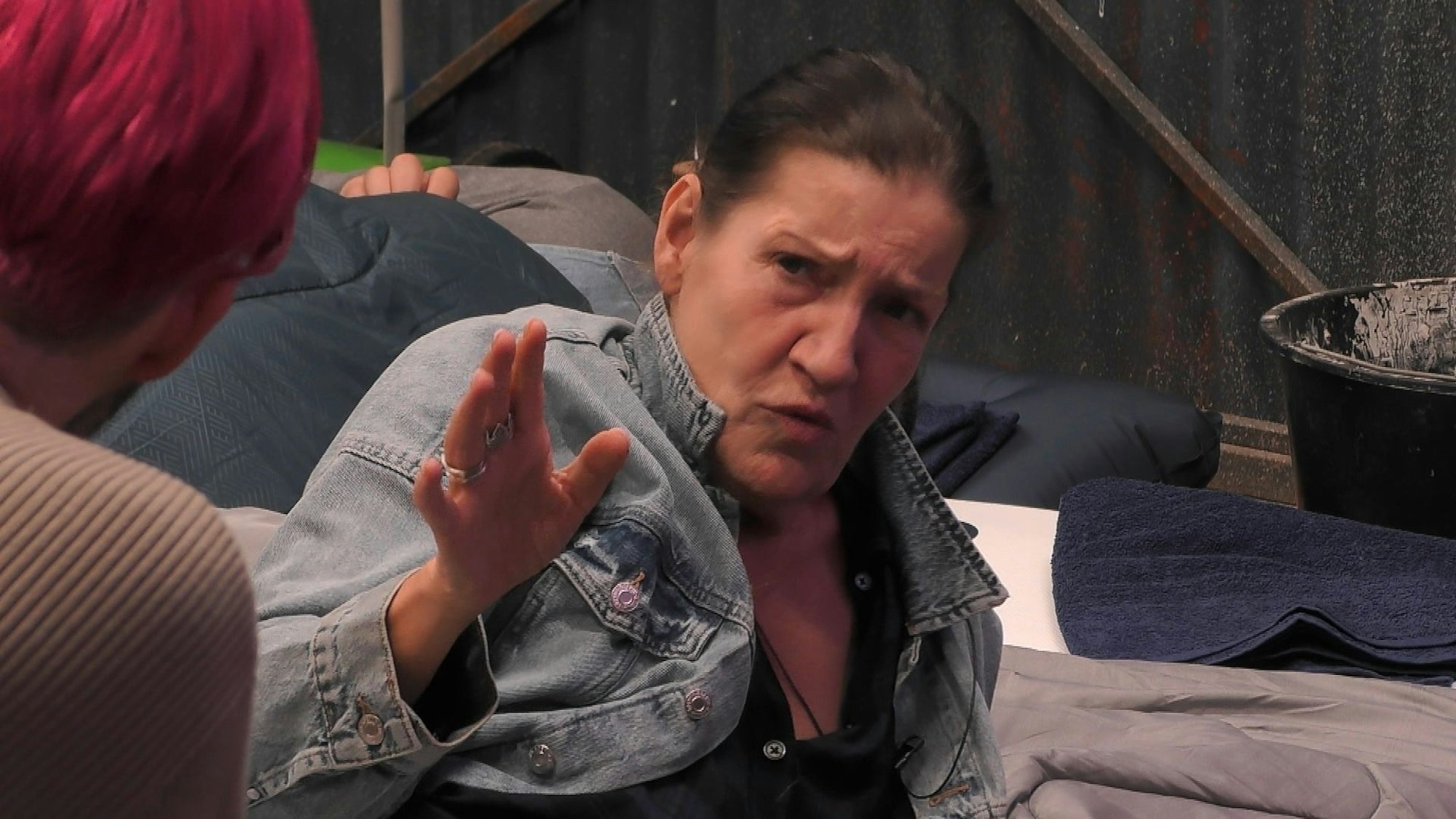 Katy Karrenbauer hat wenig Verständnis für Walentinas Shampoo-Wunsch.