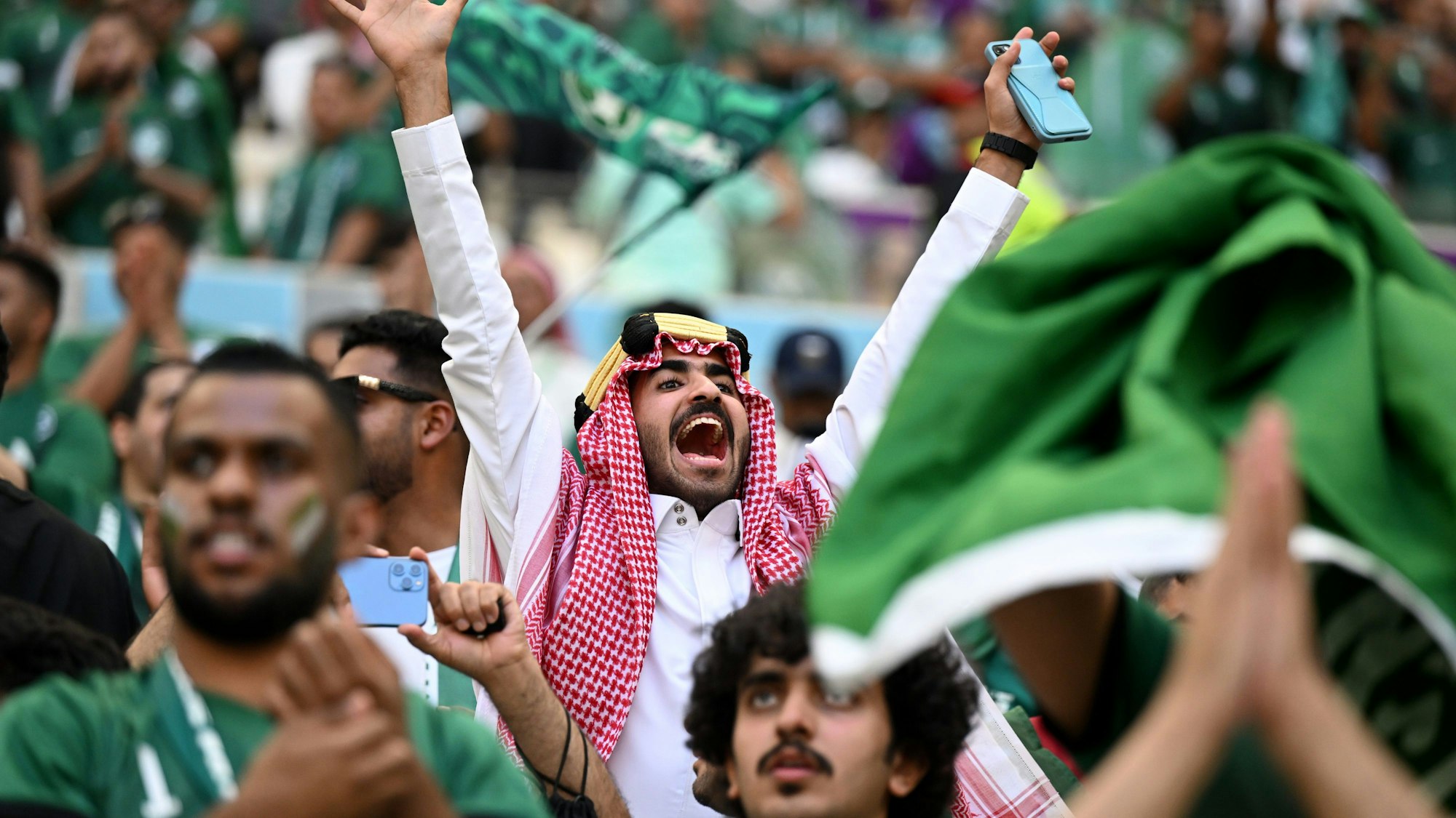Fans von Saudi-Arabien jubeln auf der Tribüne beim WM-Spiel gegen Argentinien.