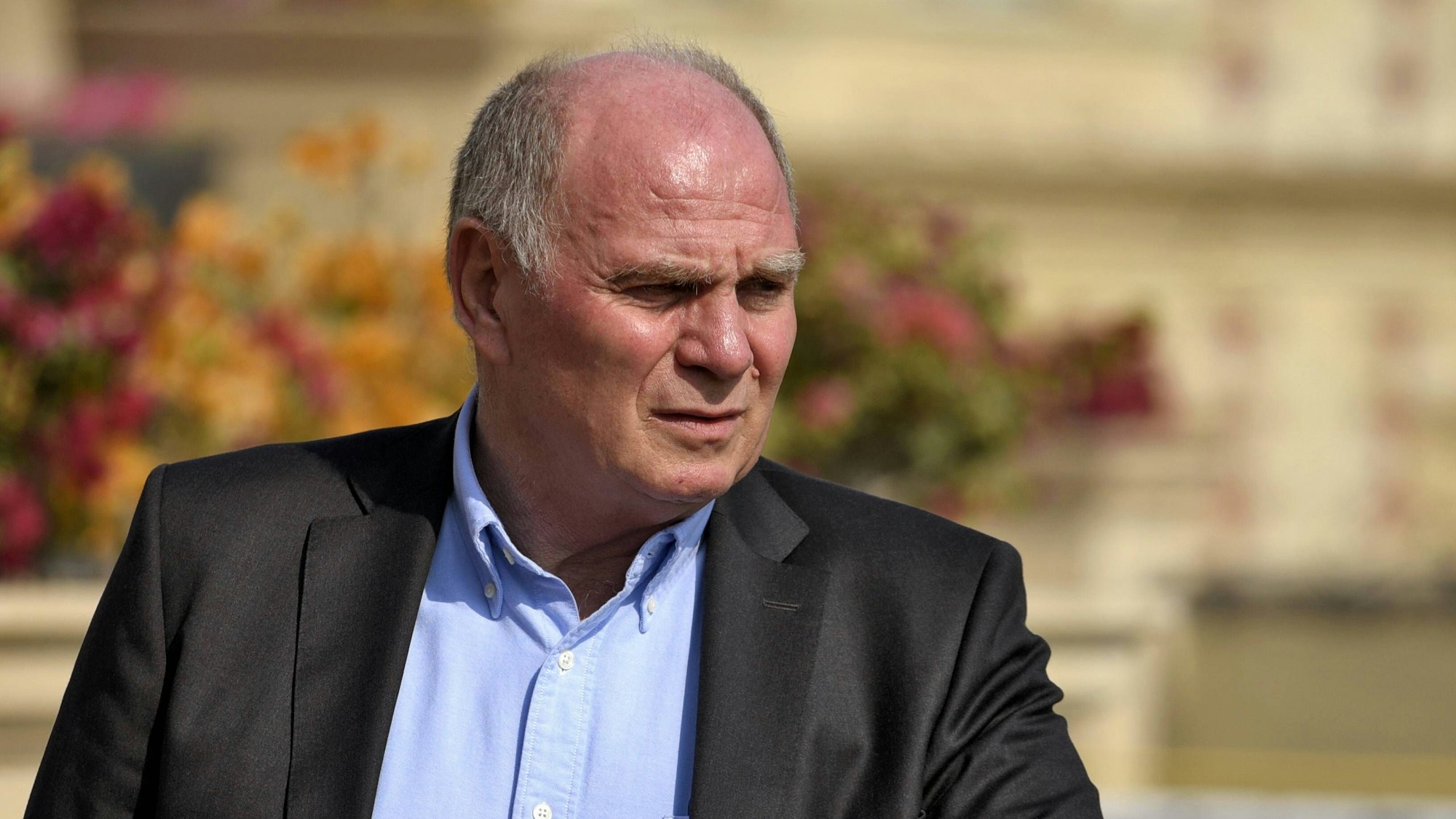 Uli Hoeneß, Ehrenpräsident des FC Bayern München, steht auf dem Hotelbalkon in Doha, der Hauptstadt von Katar.