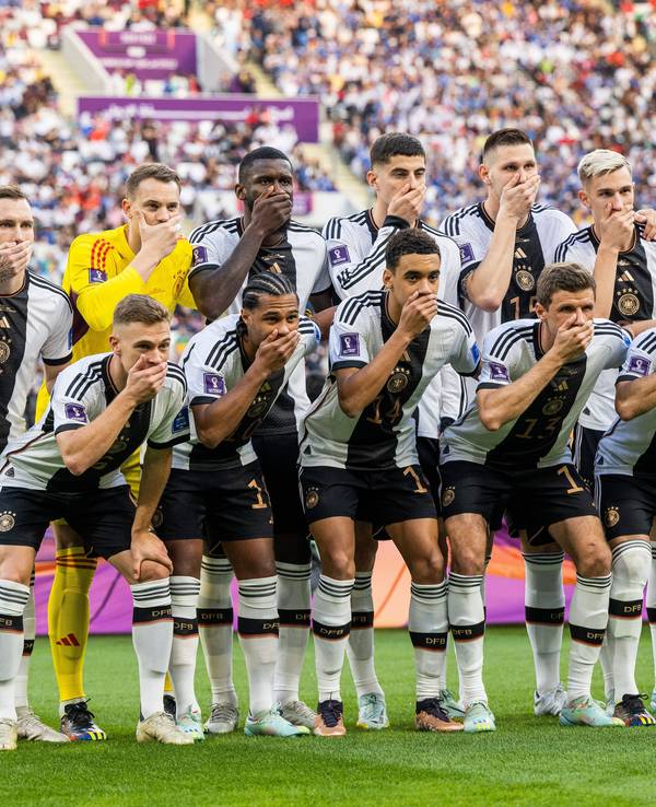 Die deutsche Nationalmannschaft protestiert beim Mannschaftsfoto gegen die FIFA.