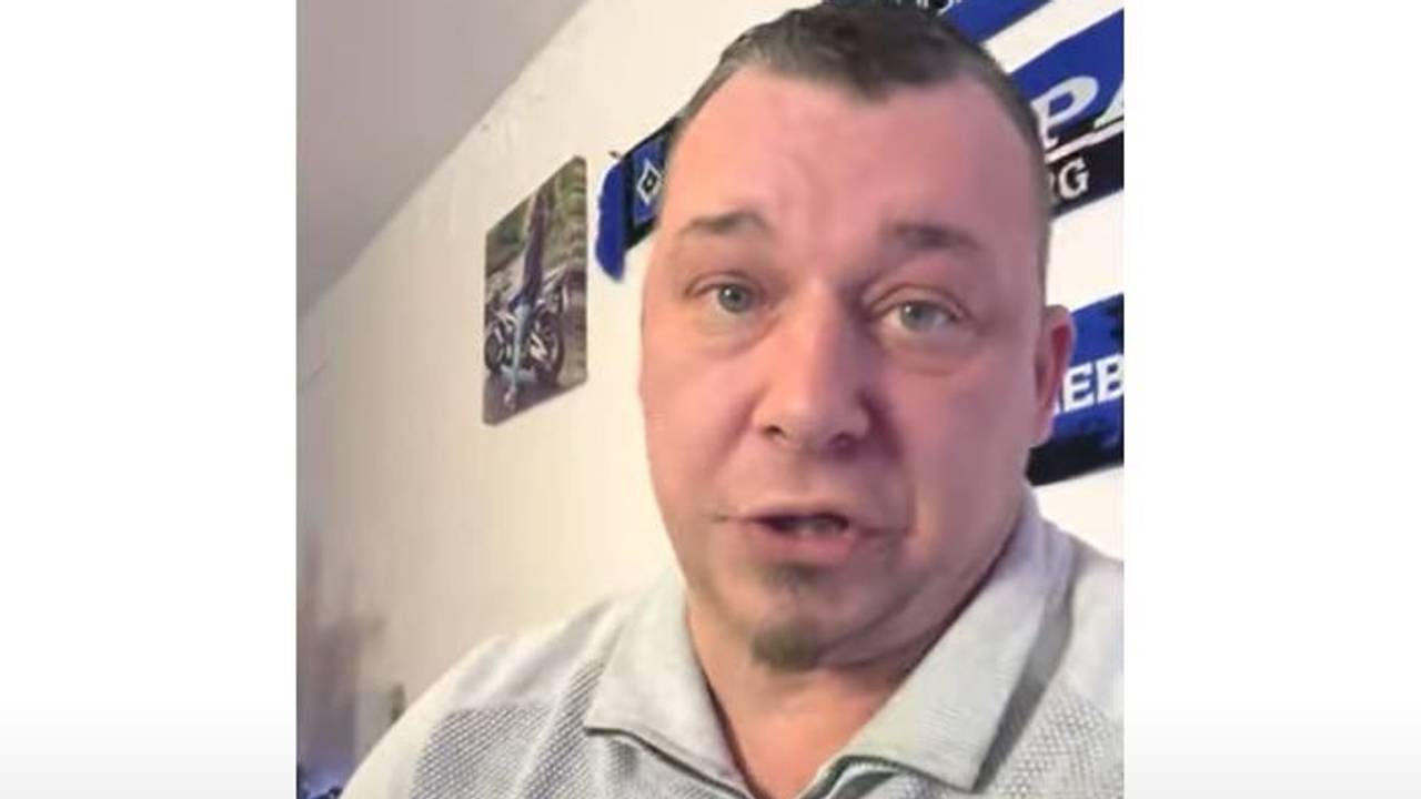 Der Feuerwehrmann Timo Sievert schimpft auf YouTube über eine Rechnung der Stadtwerke.