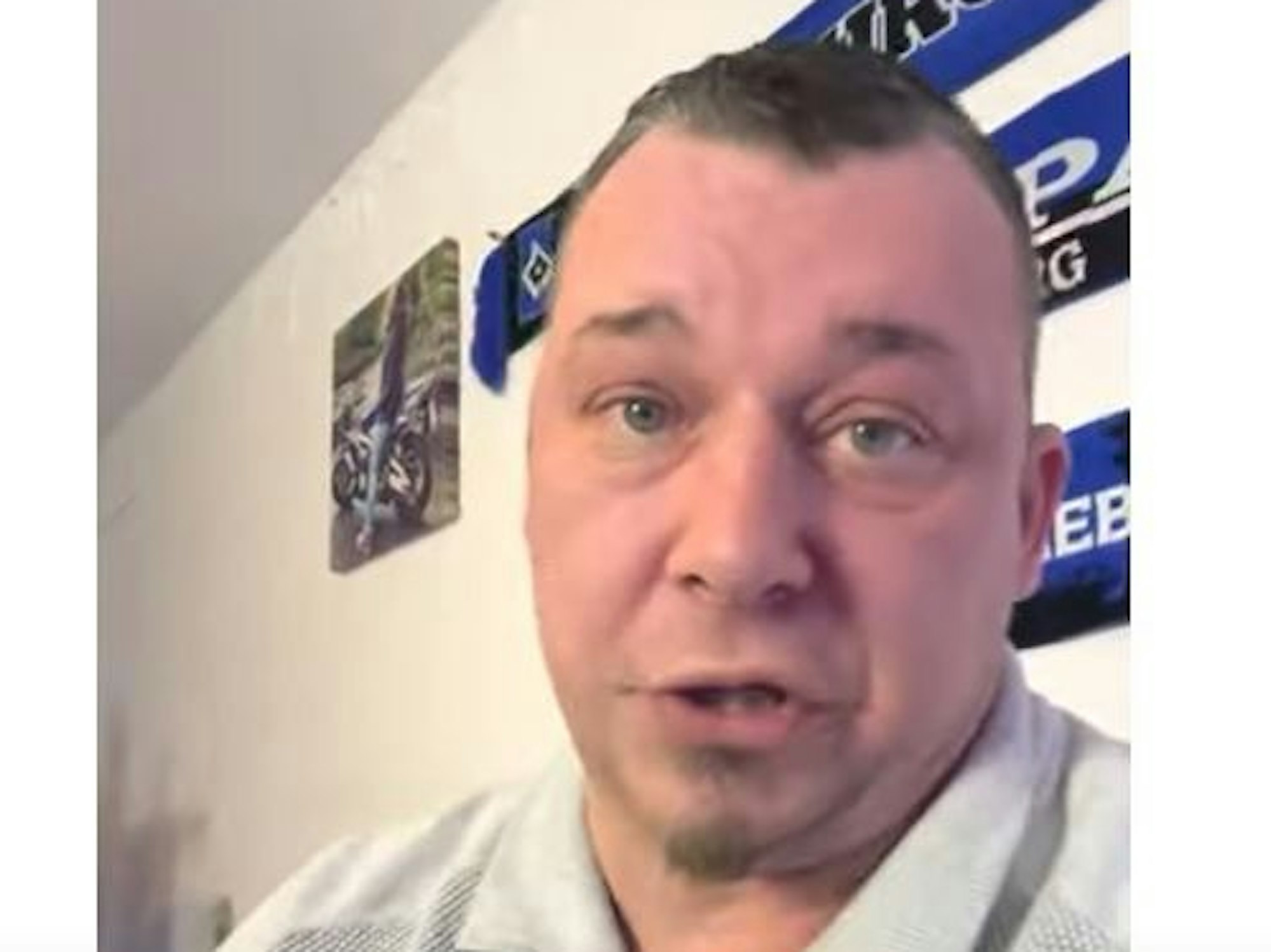 Der Feuerwehrmann Timo Sievert schimpft auf YouTube über eine Rechnung der Stadtwerke.