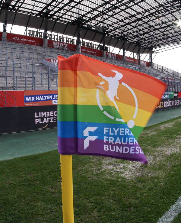 Eine Eckfahne in Regenbogenfarben weht im Stadion an der Hafenstraße in Essen.