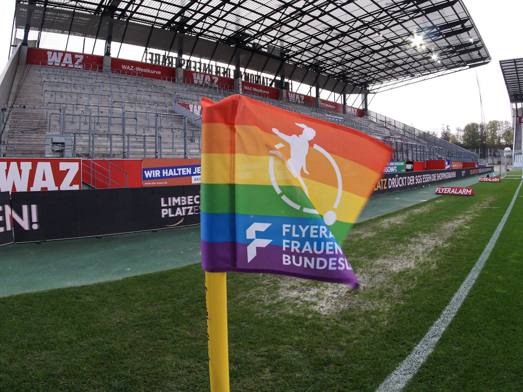 Eine Eckfahne in Regenbogenfarben weht im Stadion an der Hafenstraße in Essen.