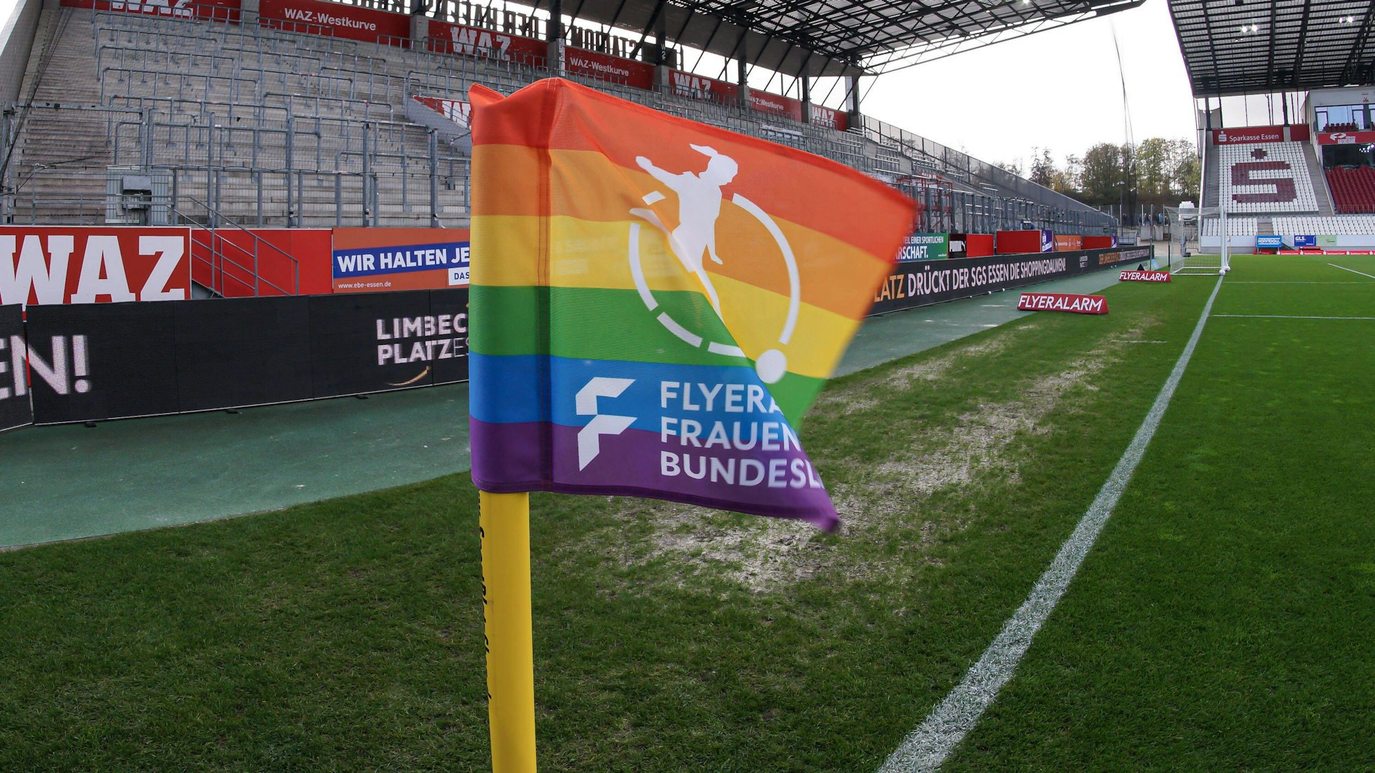 Eine Eckfahne in Regenbogenfarben weht im Stadion an der Hafenstraße in Essen.