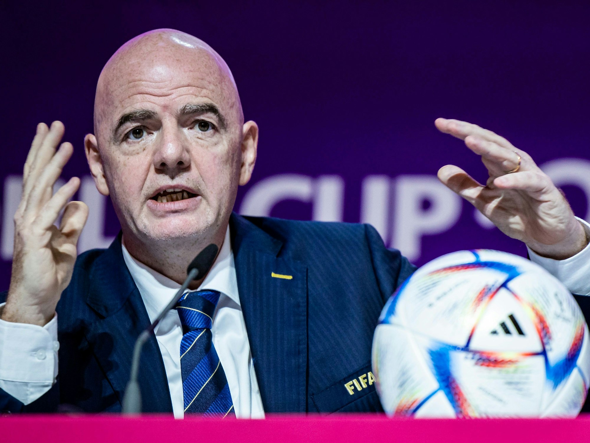 FIFA-Präsident Gianni Infantino spricht auf einer Pressekonferenz in Doha am 19. November 2022.