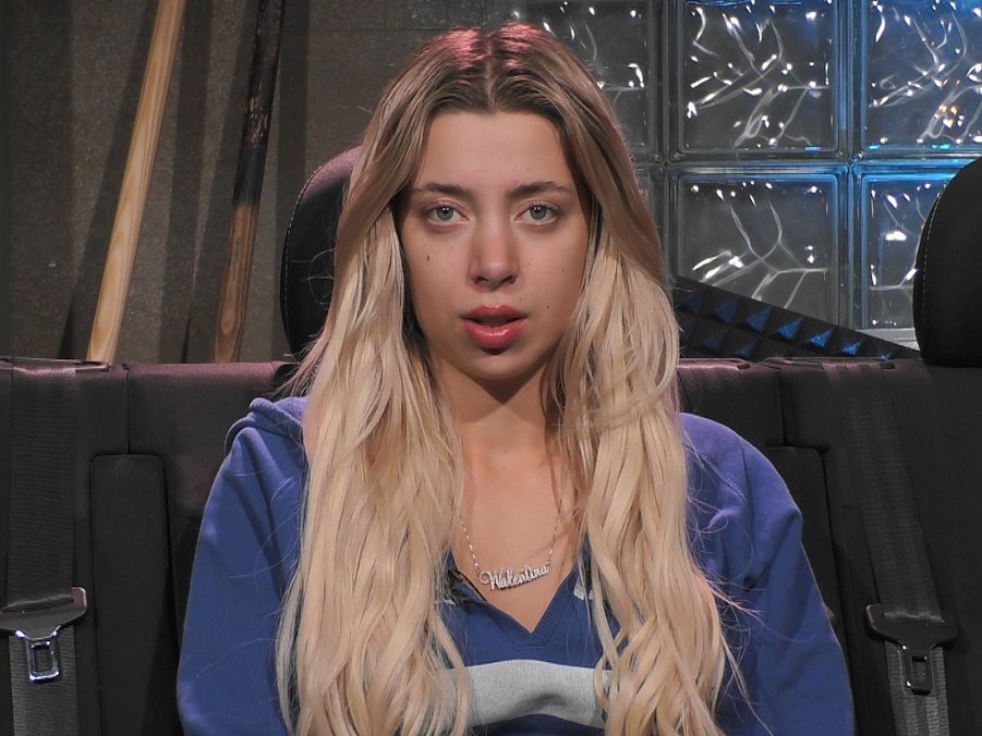 Walentina Doronina schaut in die Kamera.