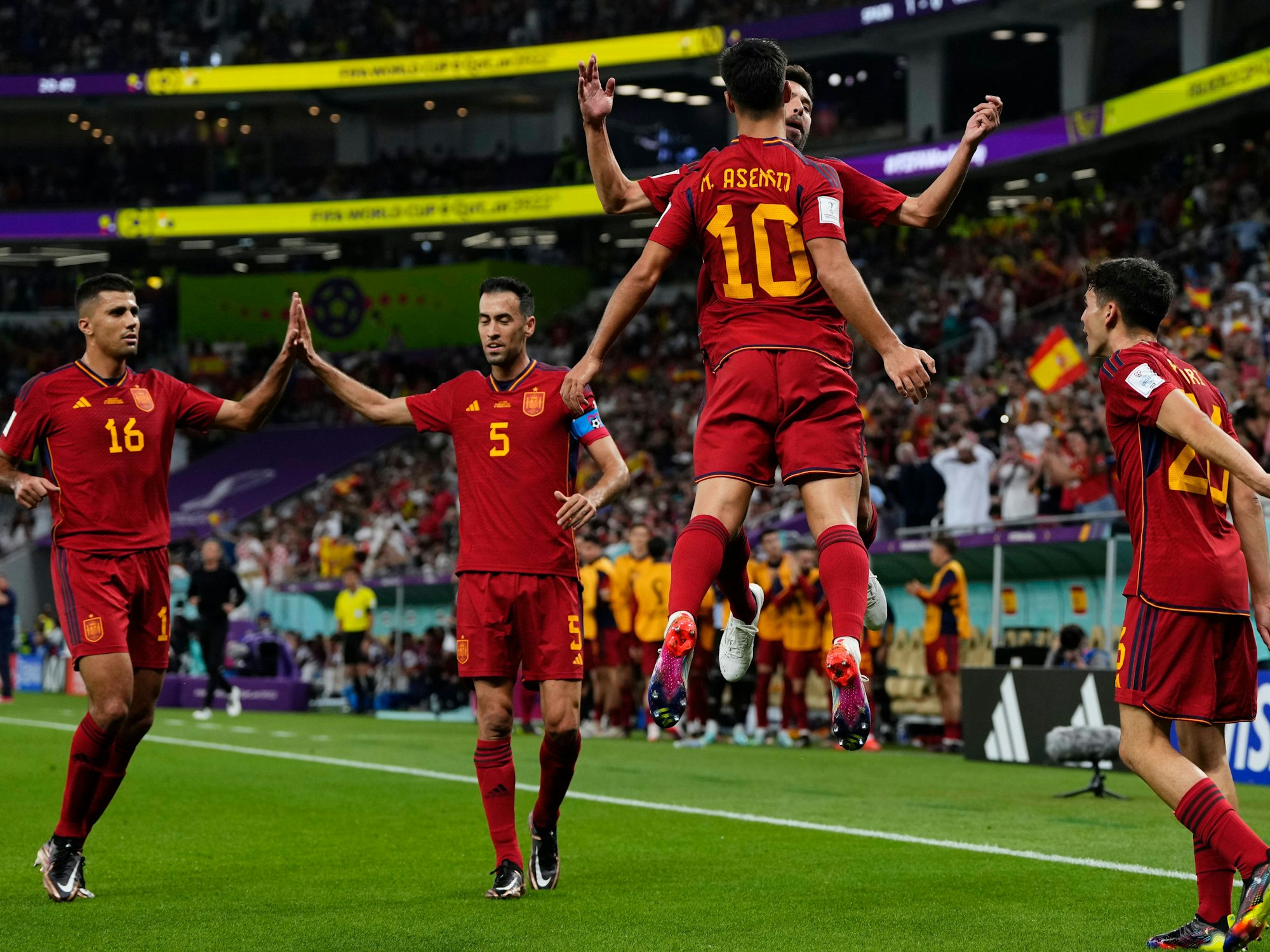 Die Spieler der spanischen Nationalmannschaft bejubeln den 2:0-Führungstreffer von Marco Asensio im WM-Spiel gegen Costa Rica.