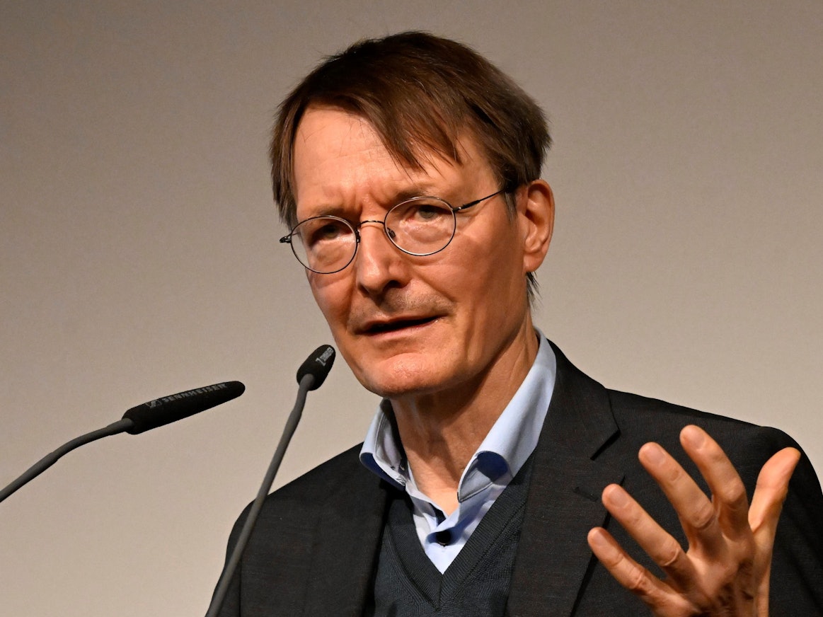 Karl Lauterbach (hier im November 2022) geht mit Manuel Neuer ins Gericht.