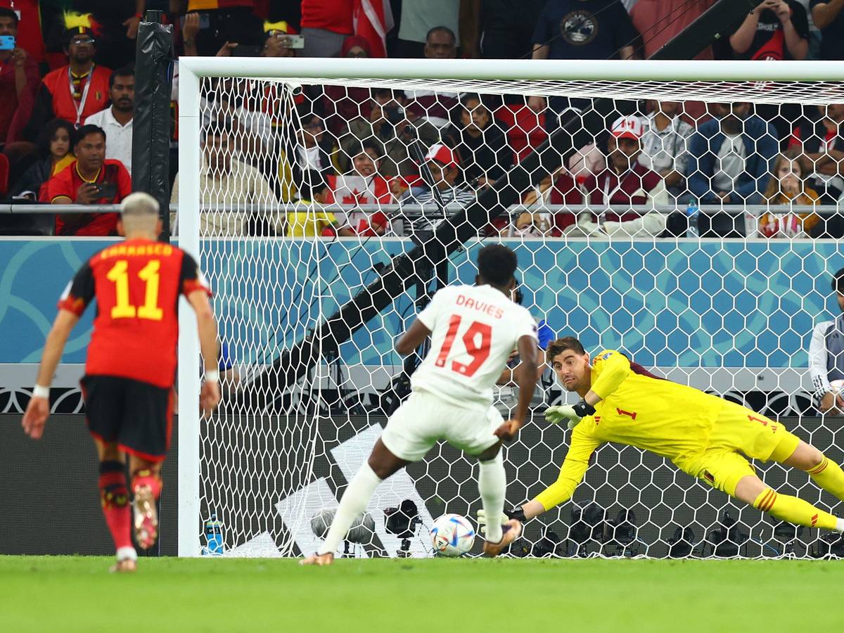 Belgiens Torwart Thibaut Courtois hält einen Strafstoß von Kanadas Alphonso Davies.