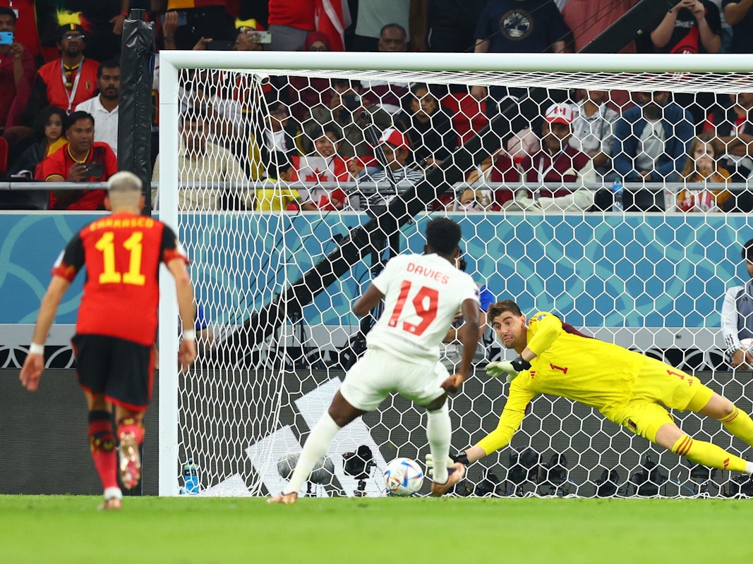 Belgiens Torwart Thibaut Courtois hält einen Strafstoß von Kanadas Alphonso Davies.
