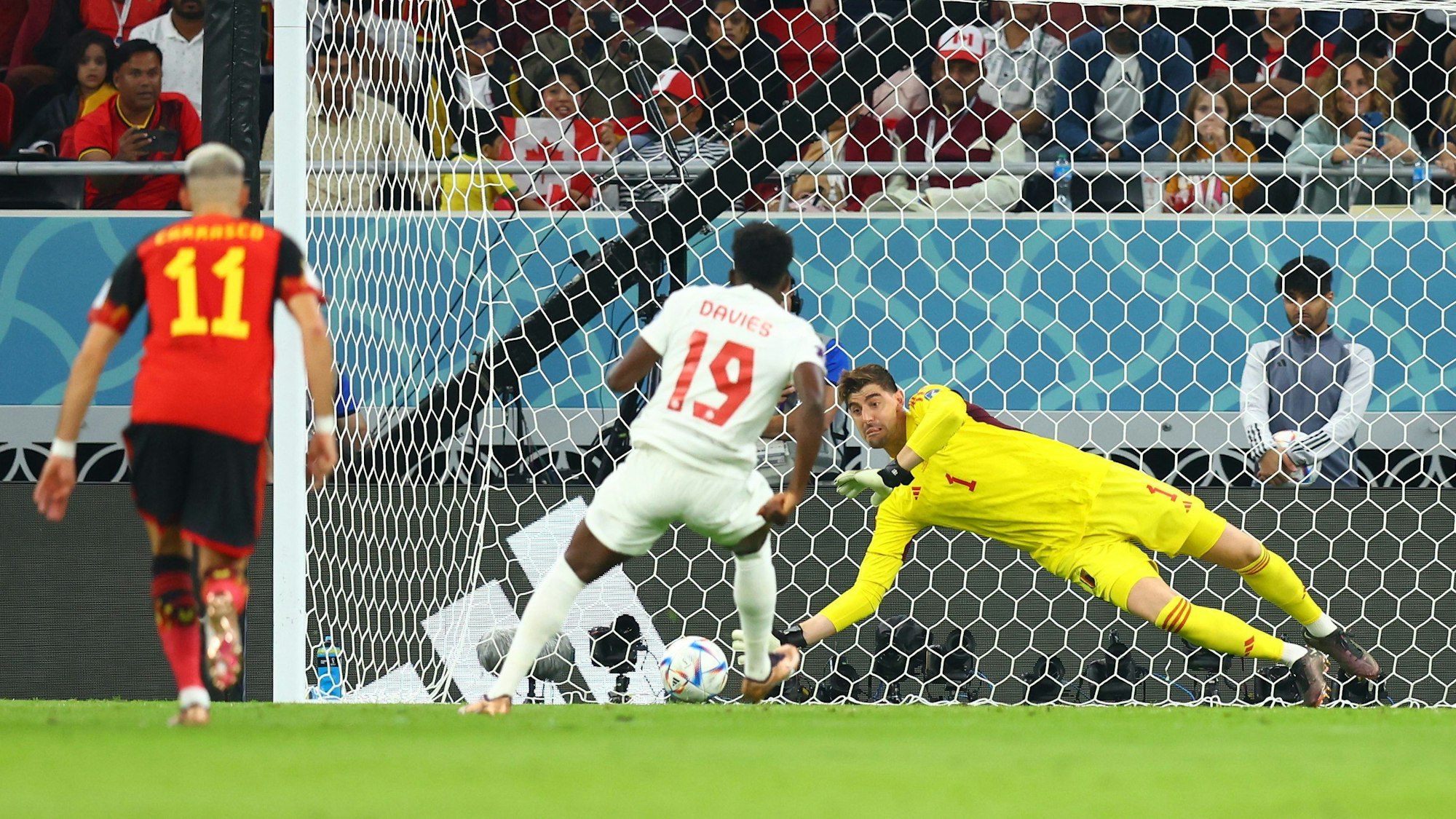 Belgiens Torwart Thibaut Courtois hält einen Strafstoß von Kanadas Alphonso Davies.