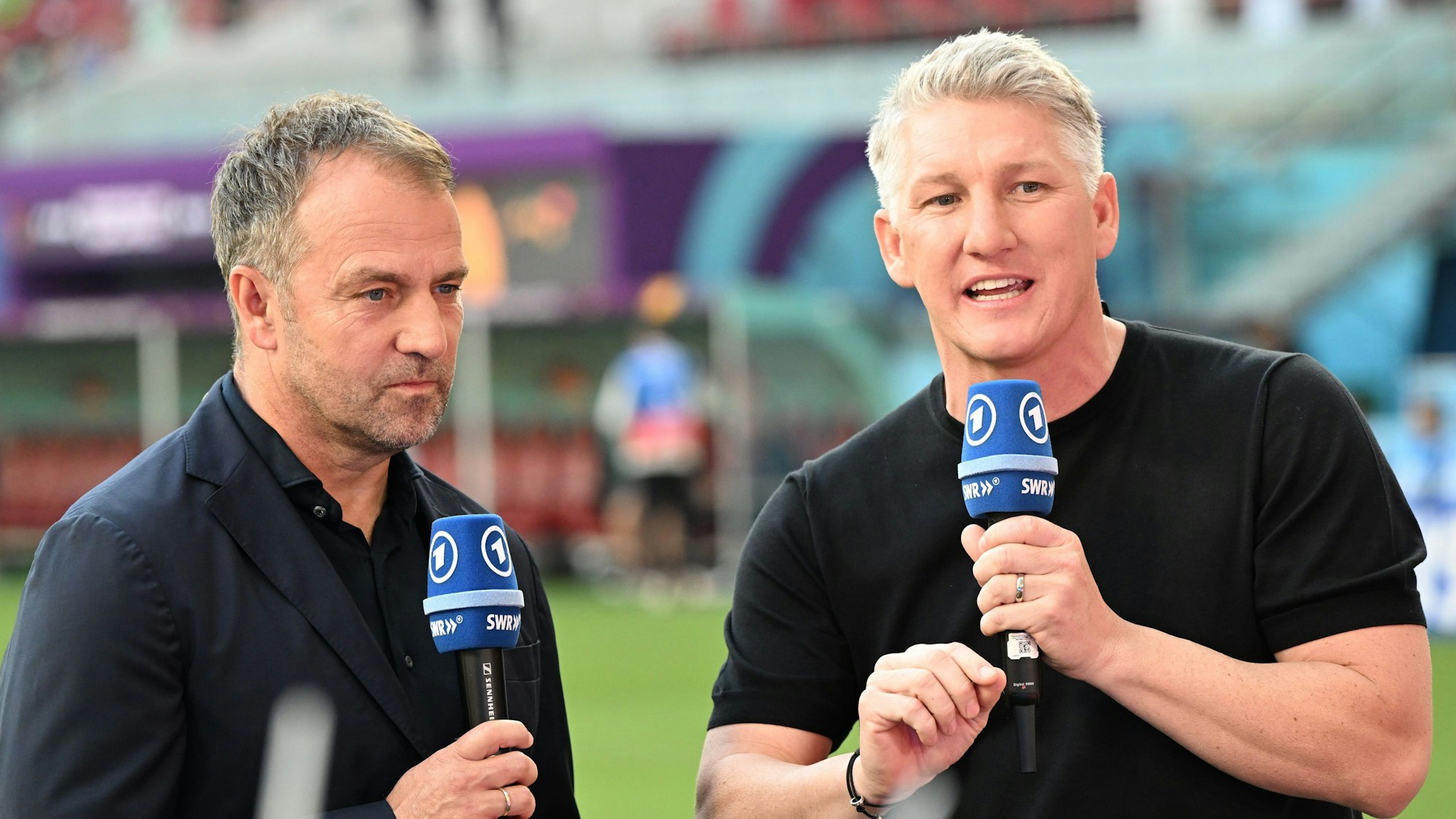 ARD-Experte Bastian Schweinsteiger unterhält sich mit Bundestrainer Hansi Flick.