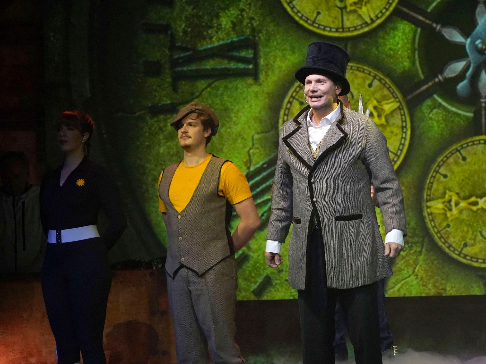 Katja Friedenberg, Lukas Dörr und Fabian Harloff in der Musicalaufführung „20.000 Meilen unter dem Meer“.