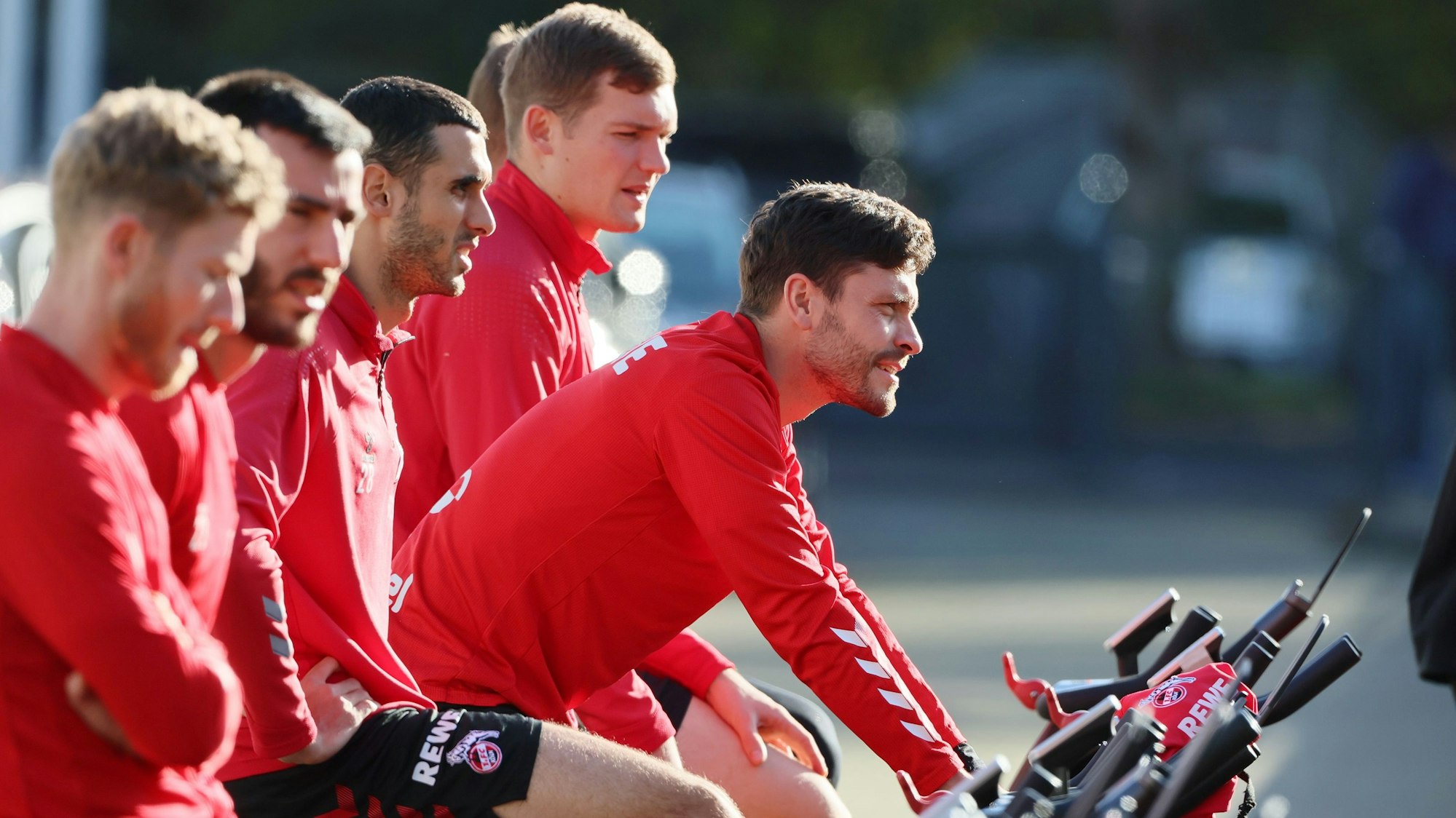 Jonas Hector fährt am Geißbockheim Fahrrad.