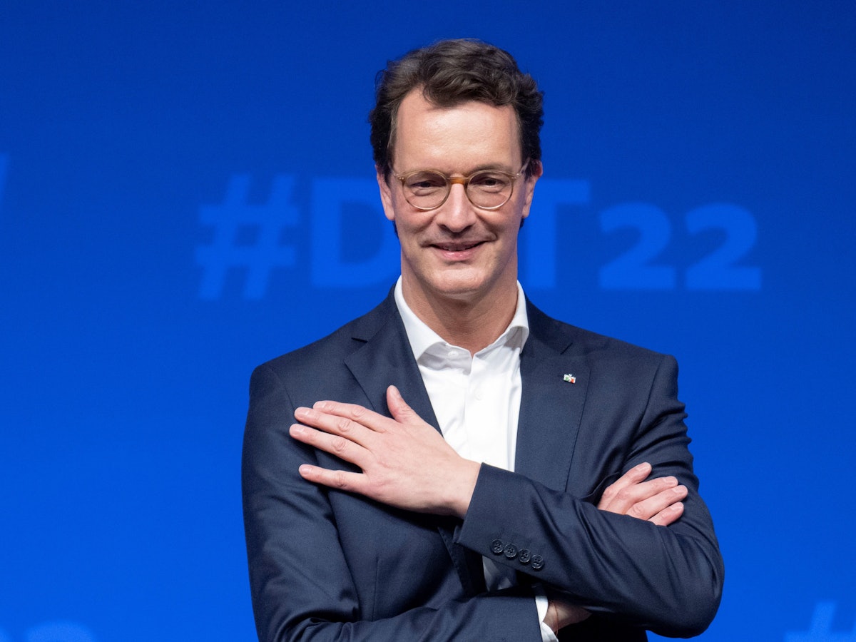 Ministerpräsident Hendrik Wüst bekommt ab dem 1. Dezember 2022 mehr Geld.