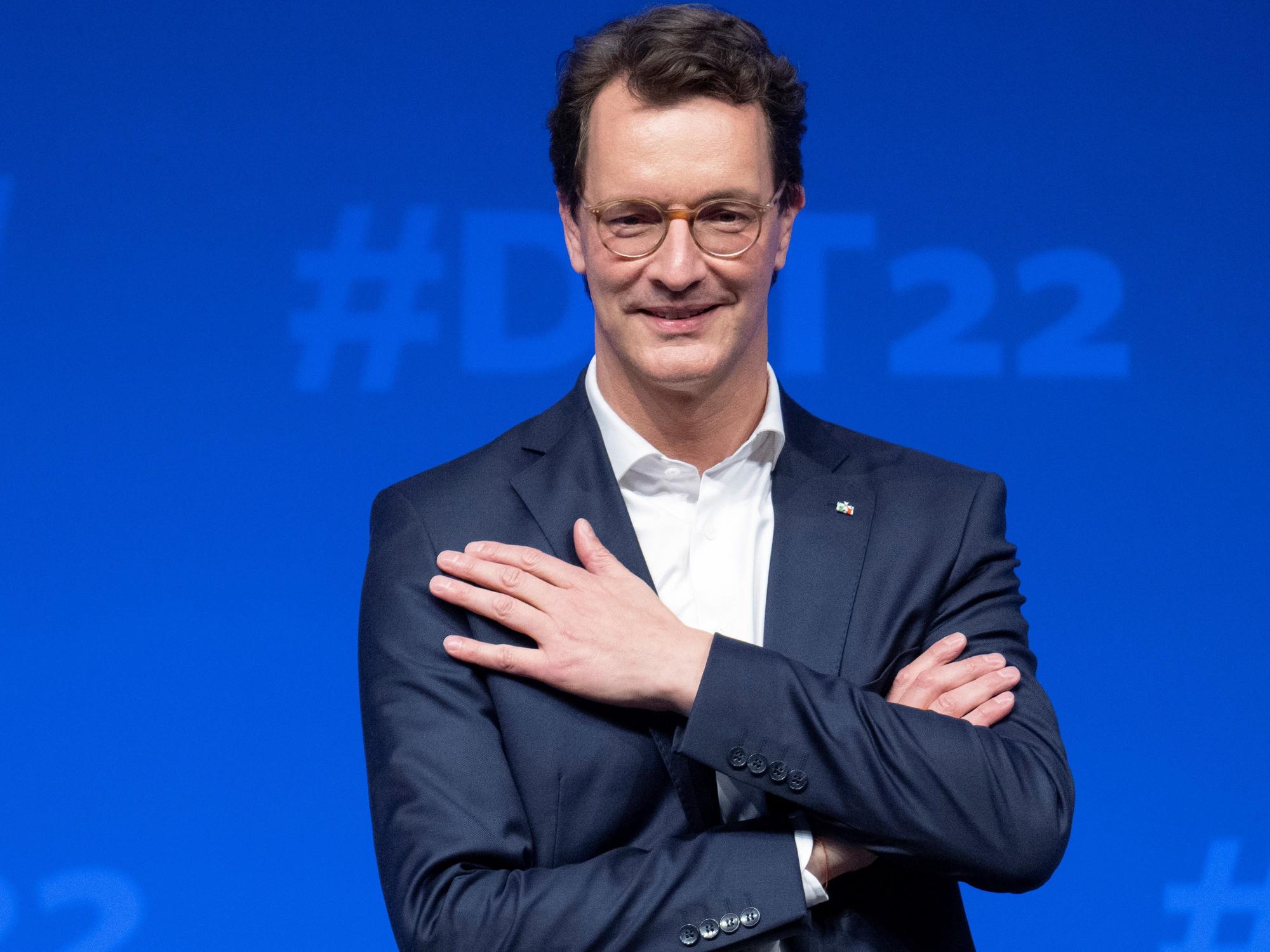 Ministerpräsident Hendrik Wüst bekommt ab dem 1. Dezember 2022 mehr Geld.