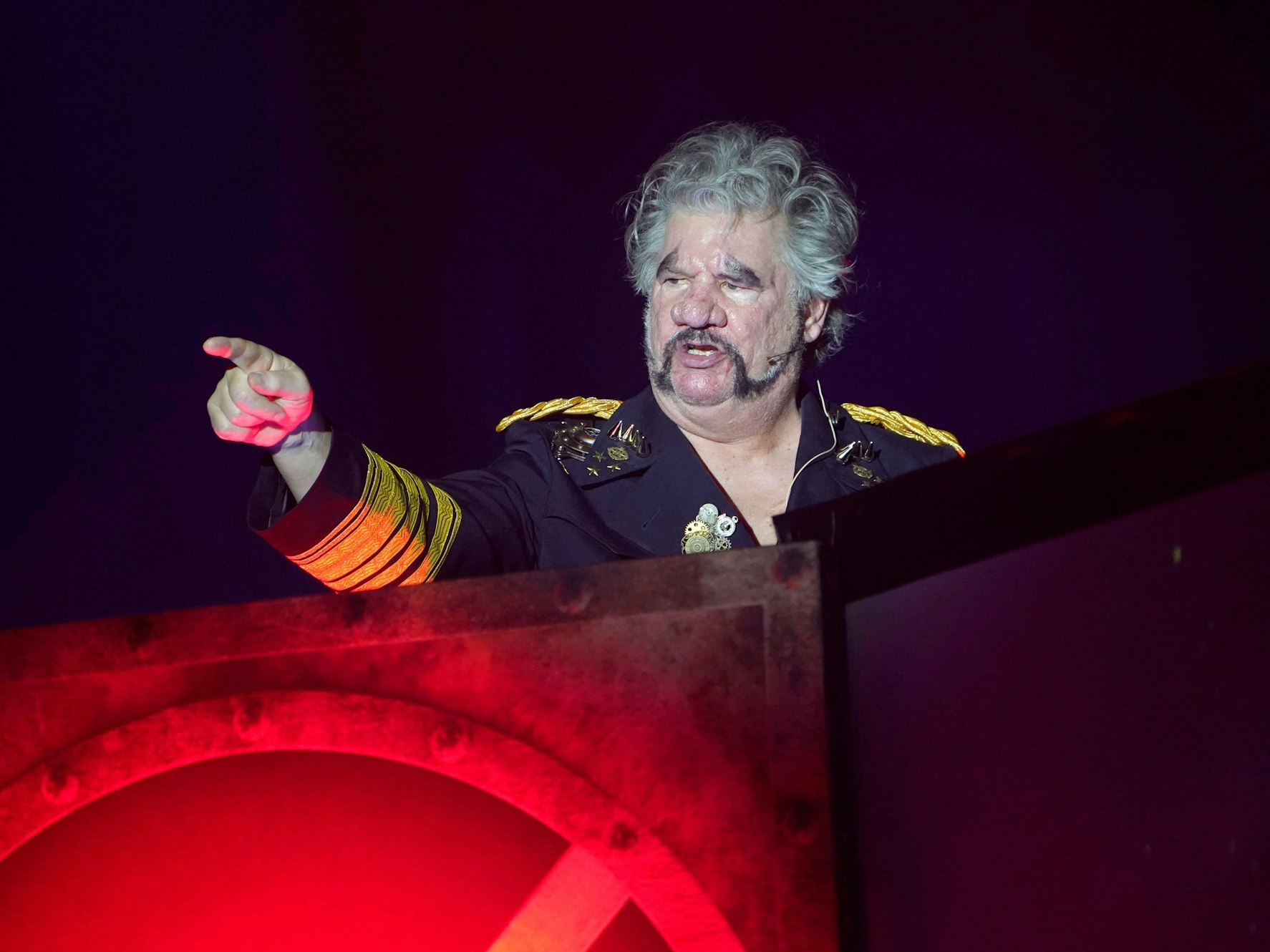 Claude-Oliver Rudolph während einer Bühnenszene.