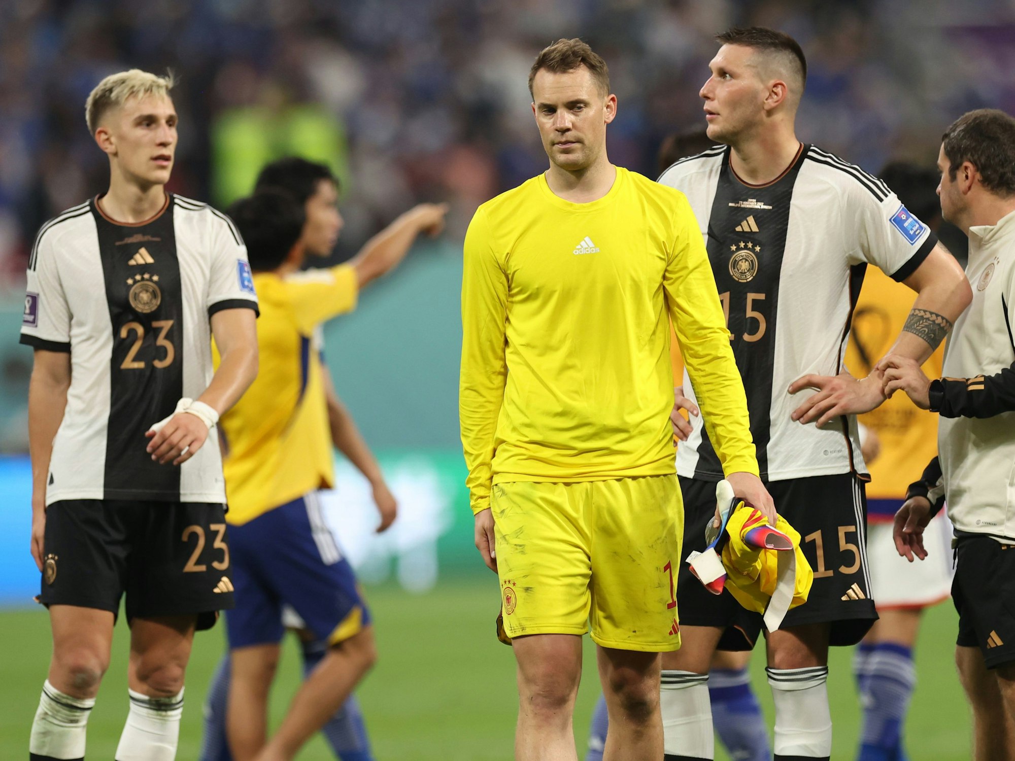 Deutschlands Nico Schlotterbeck (l.), Torwart Manuel Neuer und Niklas Süle nach dem 1:2 gegen Japan.