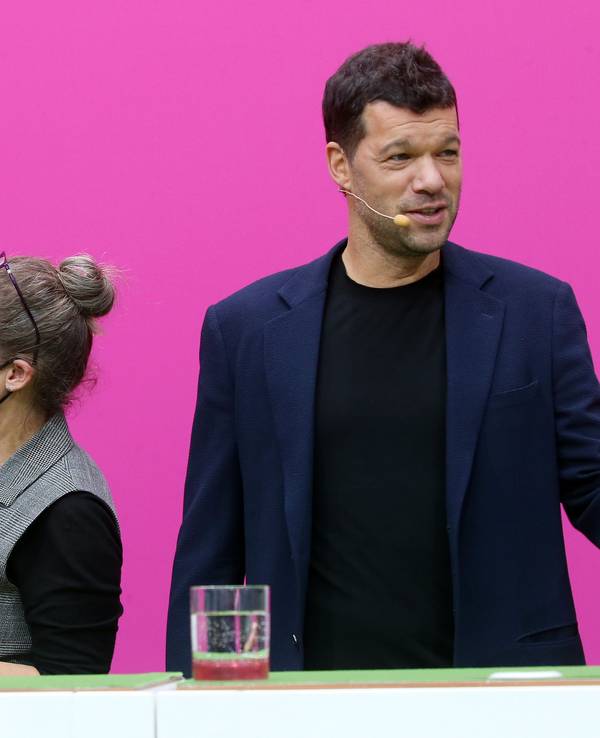 Johannes B. Kerner, WM-Moderator bei Magenta TV, wird von einer Maskenbildnerin abgetupft.